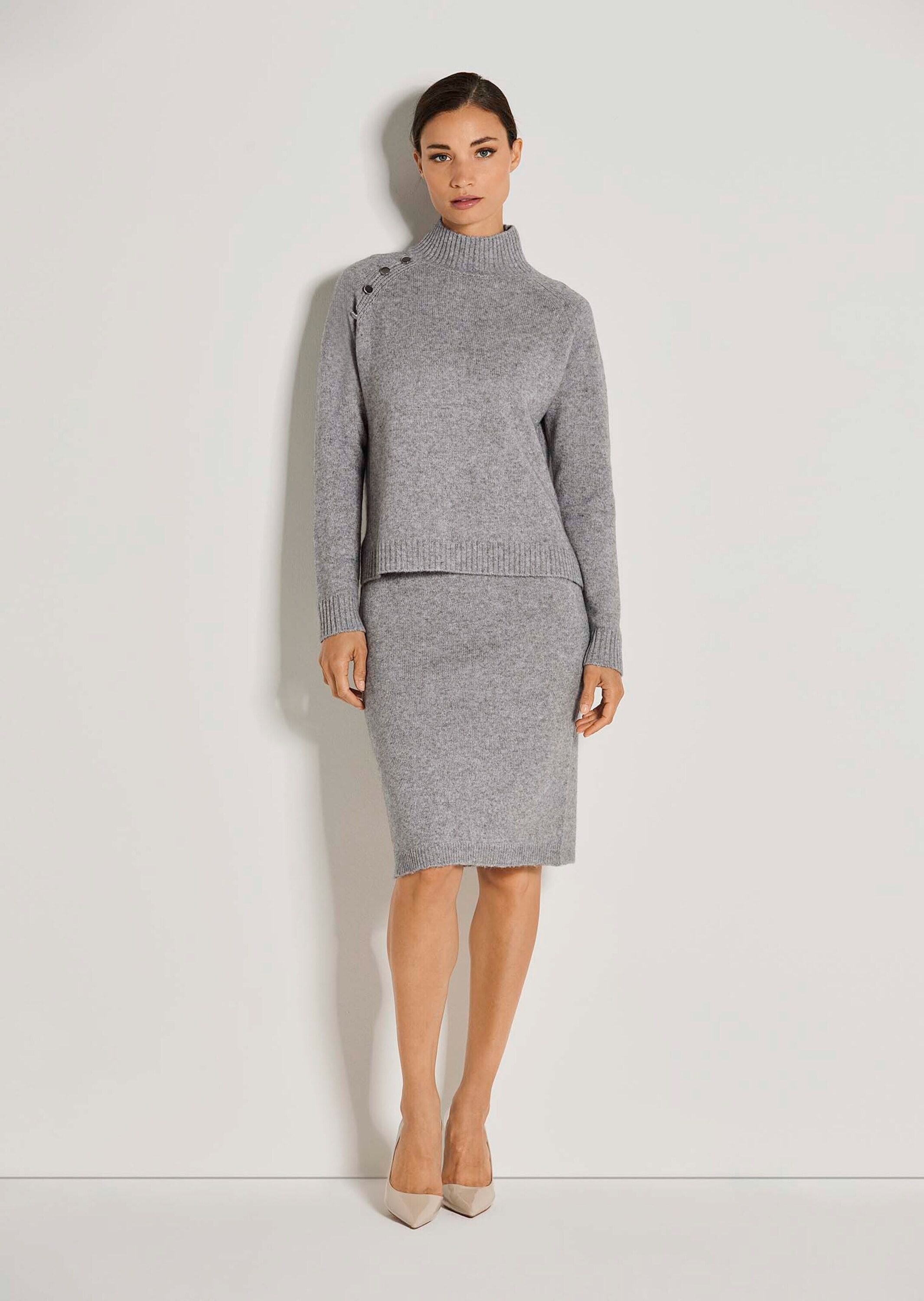 MADELEINE Longpullover »Strickpullover Hochwertiger Wollpullover mit Stehkragen« Schmuckknöpfe