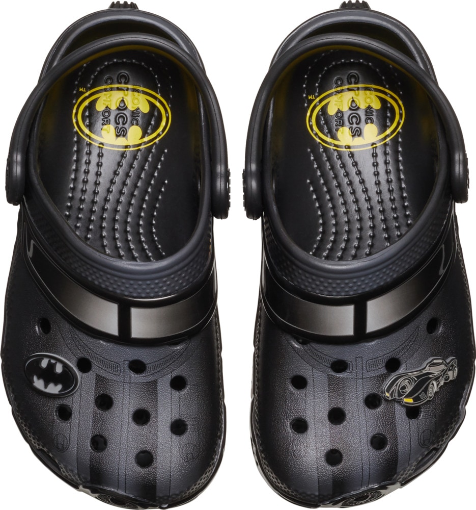 Crocs Badesandale »Batman Batmobile Classic Clog K«  Hausschuh mit Fledermausflügel-Detail am Fersenriemen