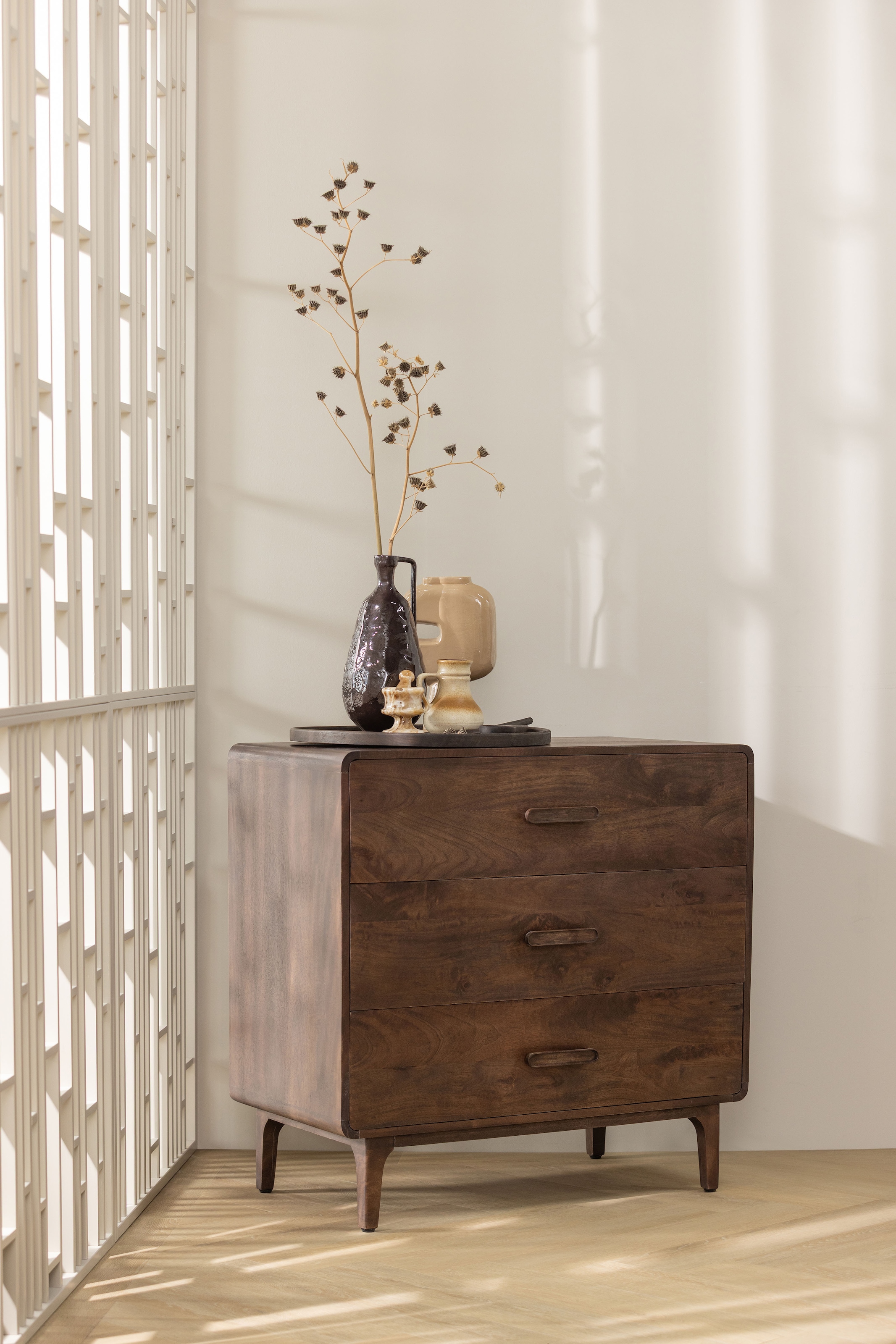 WOOOD Sideboard »Liya mit Massivmangoholz undDämpfung Funktion, B 90 x T 50 x H 90 cm« Spielerische Griffgestaltung, Tragkraft 15–25 kg pro Schublade