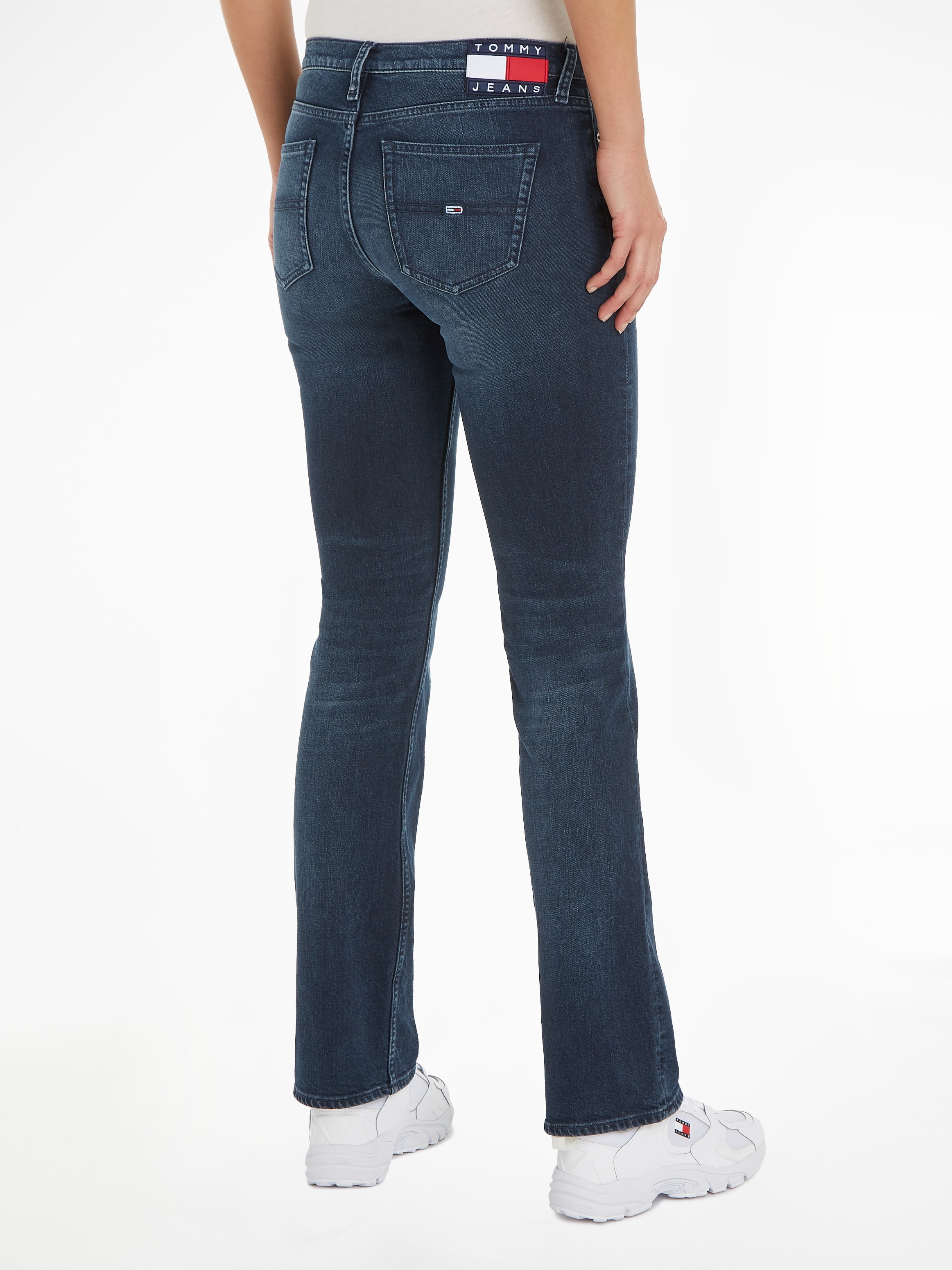 Tommy Jeans Bootcut-Jeans »MADDIE MR BC DG5161«, mit Logobadge und Logostickerei