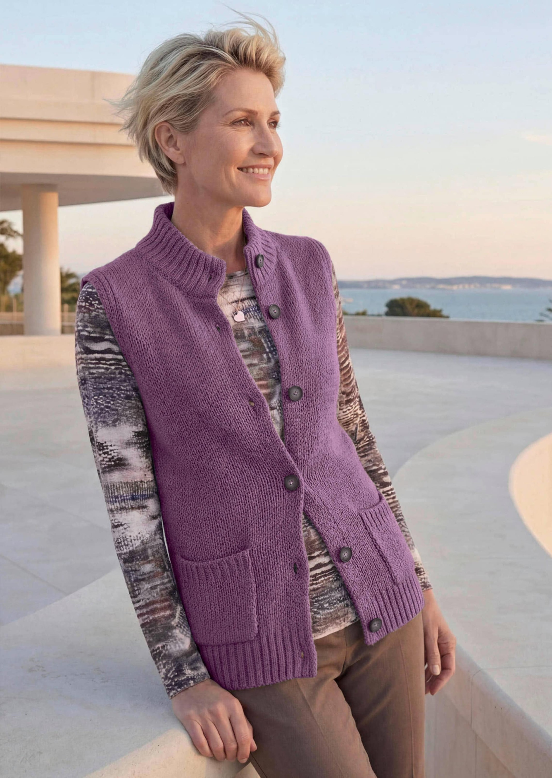 GOLDNER Strickjacke »Kurzgröße Strickweste mit Knopfleiste« aufgesetze Taschen