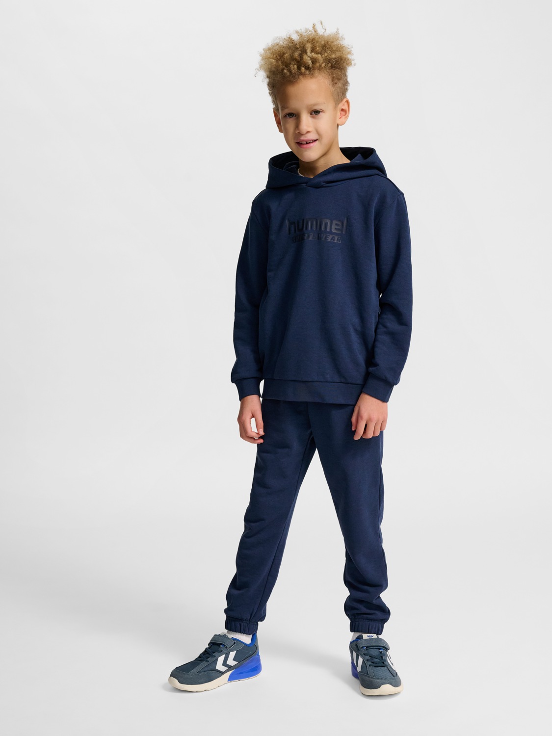 hummel Jogginghose »HMlJR BASE REGULAR PANTS«  aus Baumwolle und Polyester, mit String zur Passformregulierung