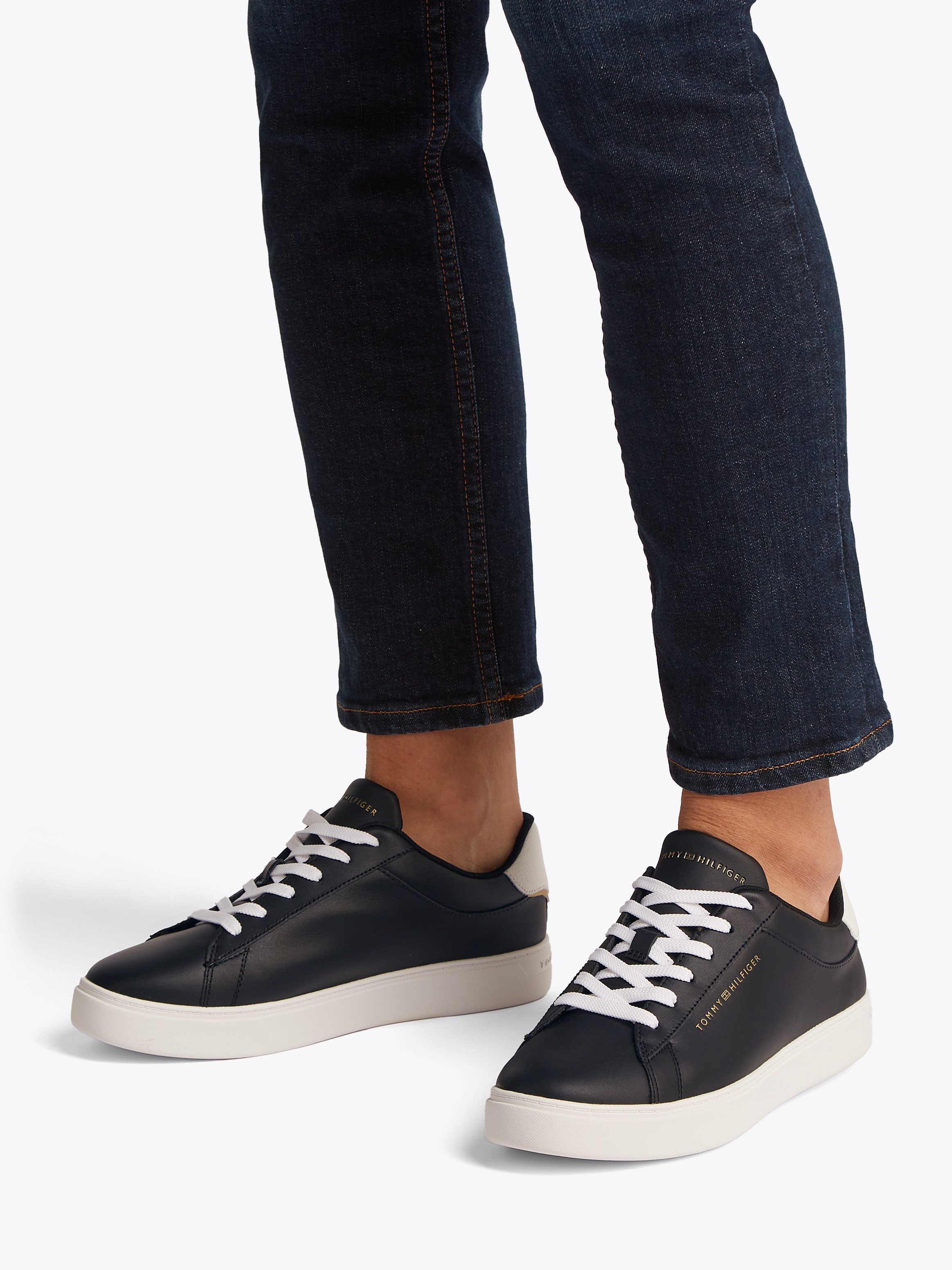 Tommy Hilfiger Plateausneaker »ESSENTIAL COURT SNEAKER«, Freizeitschuh, Halbschuh, Schnürschuh mit Logoschriftzug