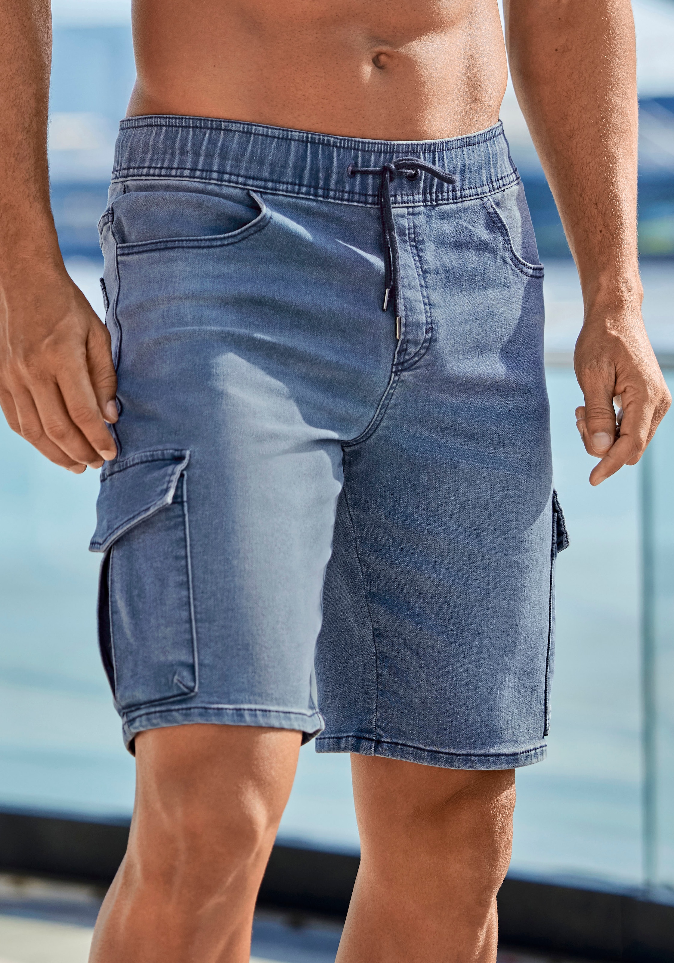 Jeansshorts, mit Cargotaschen, knielang, elastische Schlupf-Bermuda
