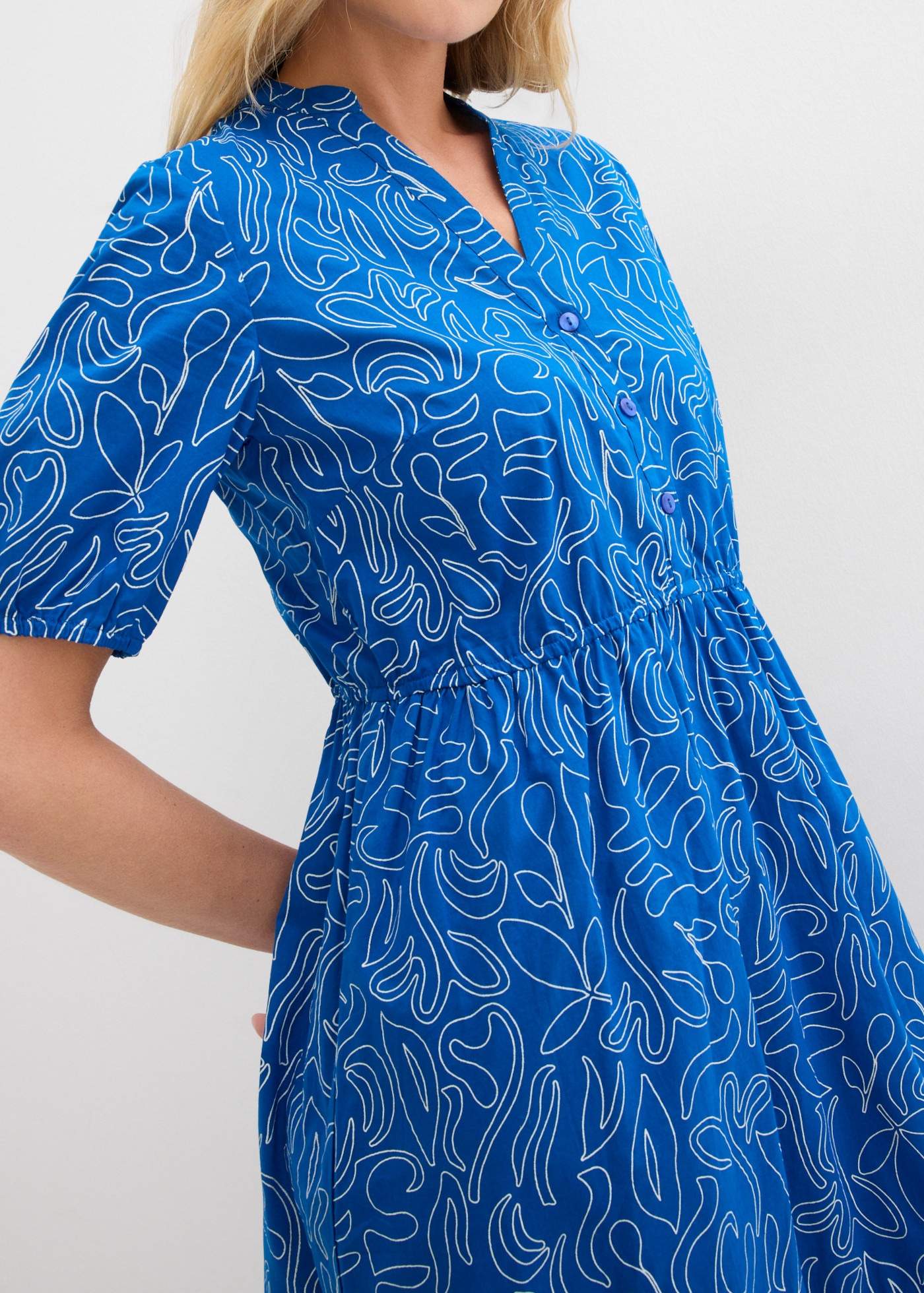 bonprix Midikleid körperumspielende Form, mit Henleykragen, Halbarm-Design