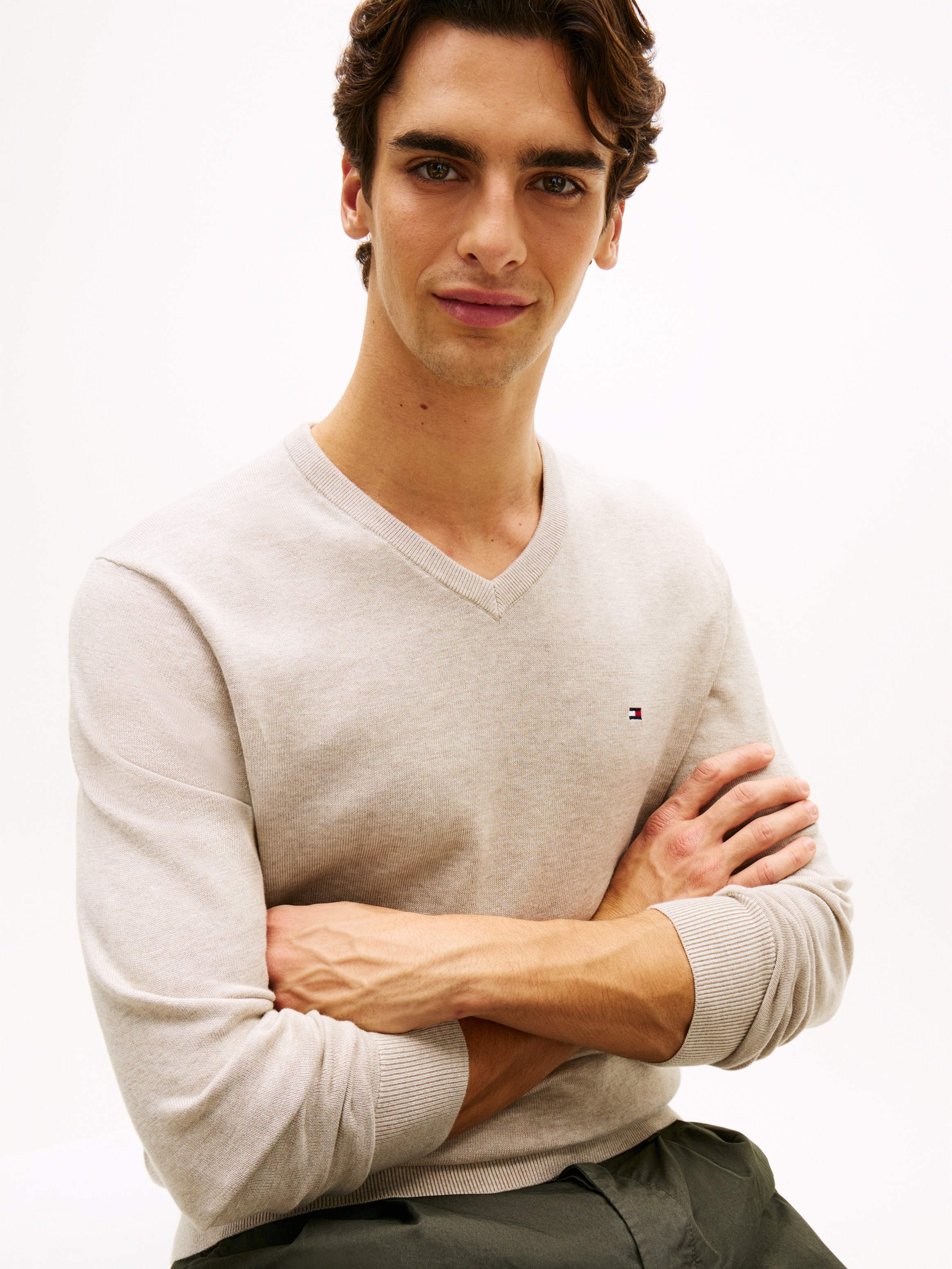 Tommy Hilfiger Strickpullover »ESSENTIAL COTTON V NECK mit V-Ausschnitt und Stickerei« unifarben, casual, regular fit, Baumwolle, V-Ausschnitt