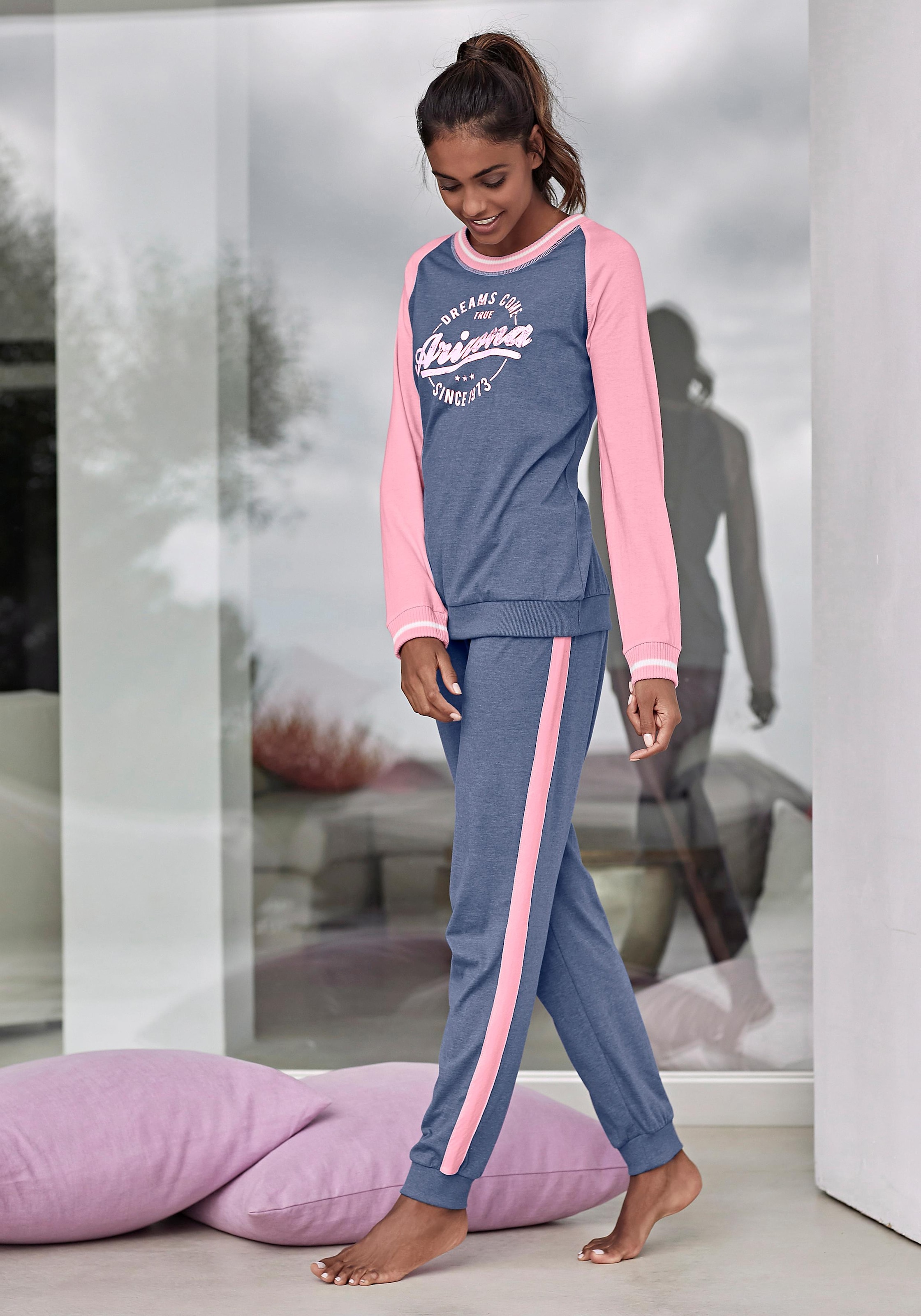Arizona Pyjama, (2 tlg., 1 Stück), im College-Look mit Folienprint  bestellen online bei OTTO