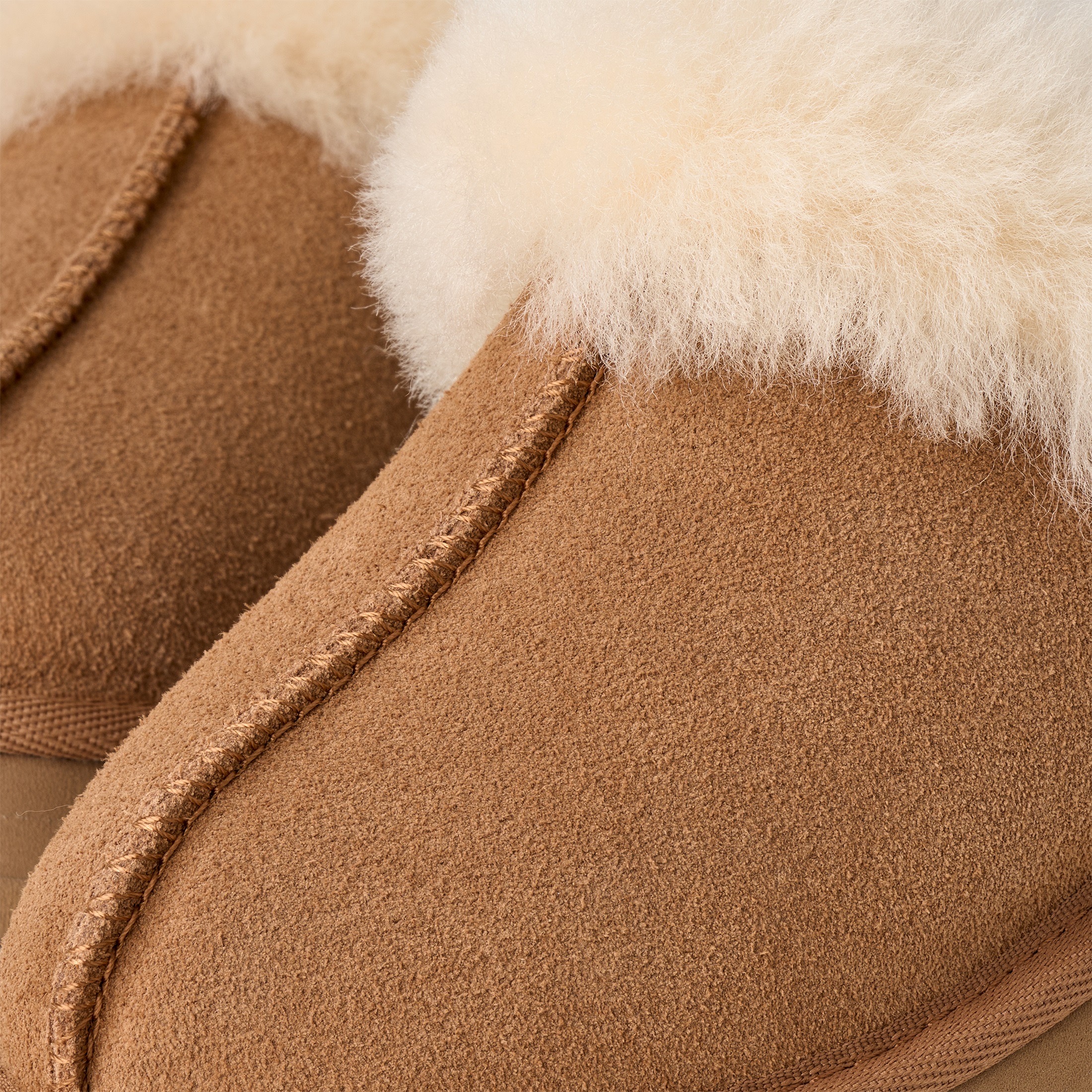 UGG Clog »DISQUETTE«, Pantoffel, Homeslipper mit weichem Fußbett