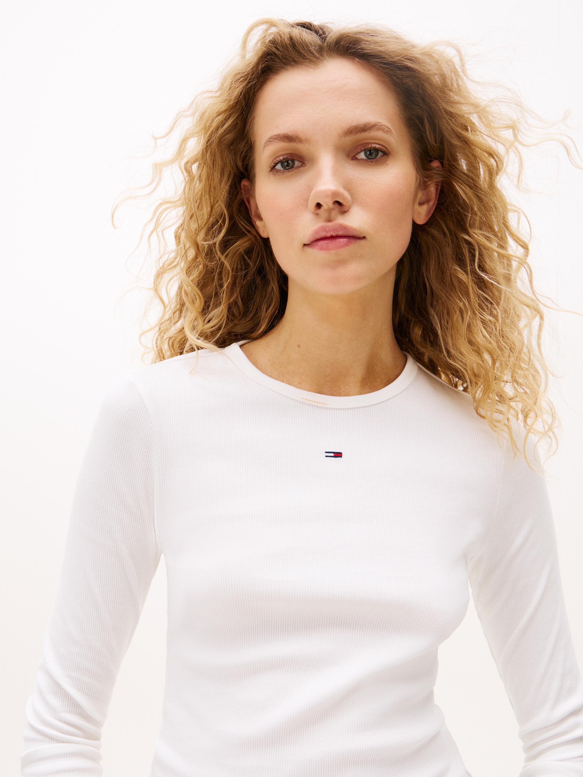 Tommy Jeans Langarmshirt »TJW SLIM ESSENTIAL RIB LS«, mit Logostickerei