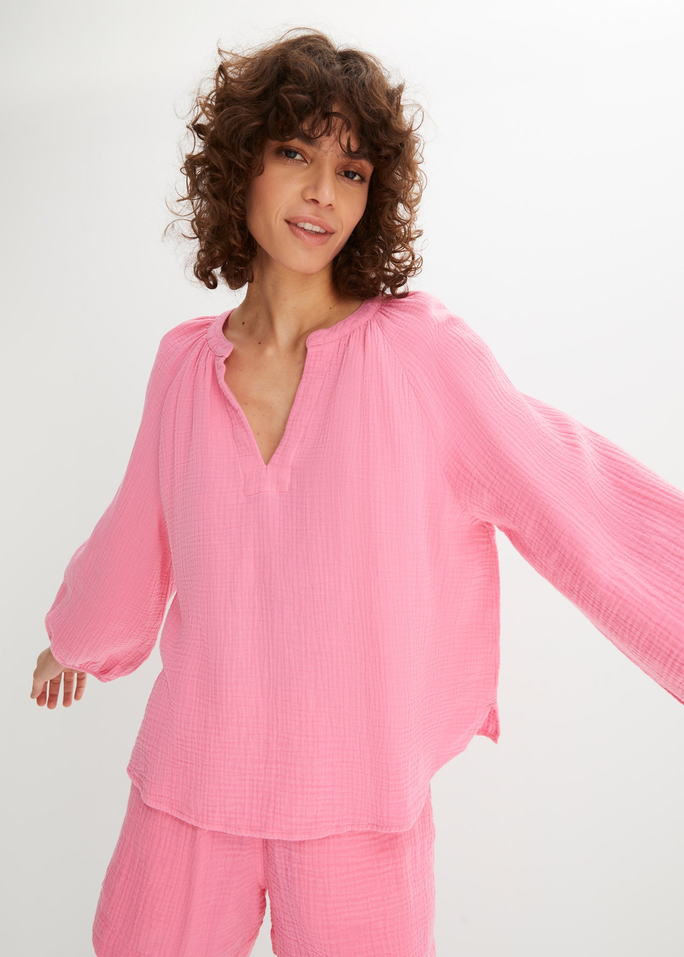 bonprix Shirtbluse »Oversize-Bluse aus Musselin« Oversize-Passform, mit V-Ausschnitt, aus Baumwolle, 3/4-Ärmeln