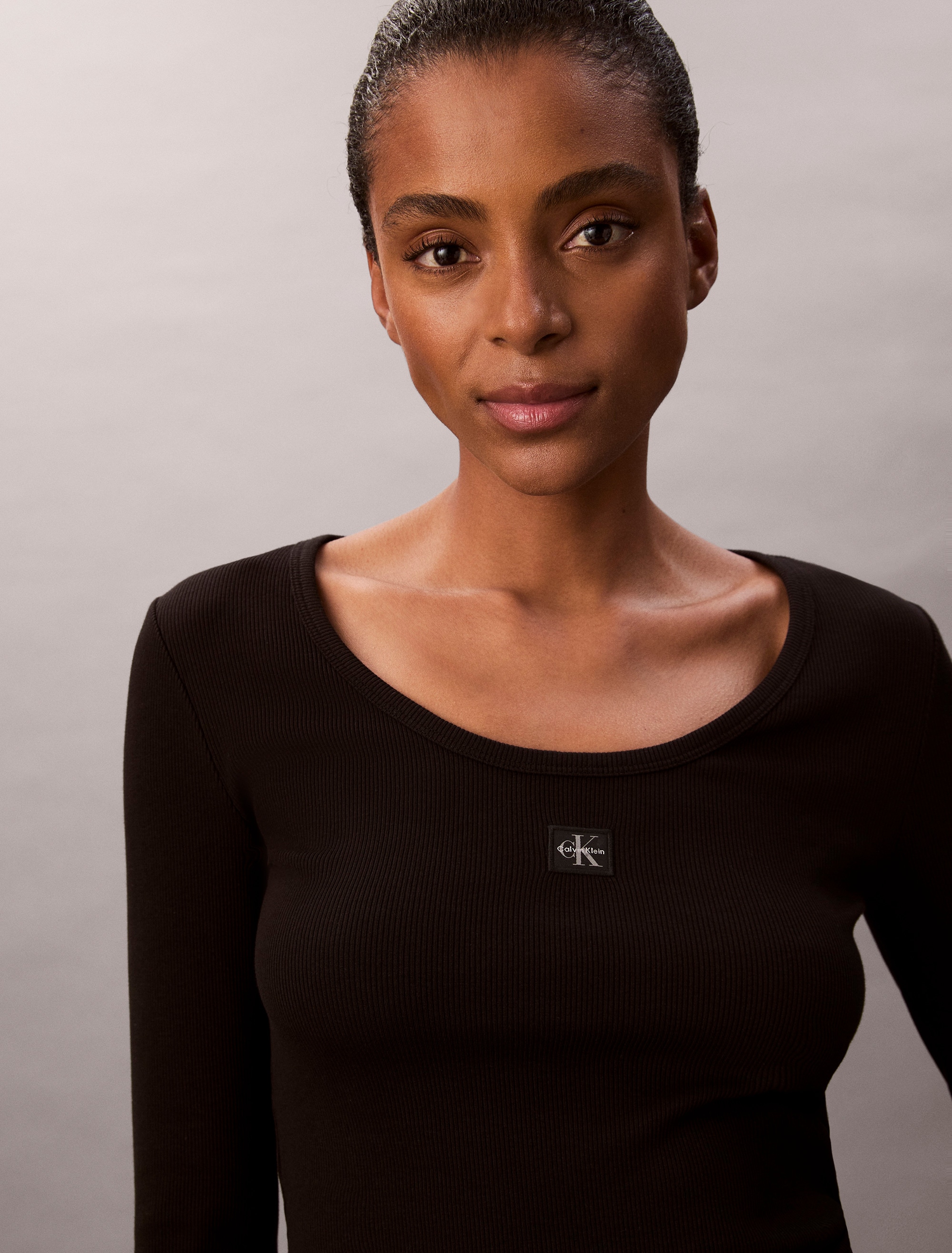 Calvin Klein Jeans Langarmshirt »LS WOVEN LABEL 2X2 RIB SCOOP NEC«, Mit Rundhalsausschnitt, regular fit