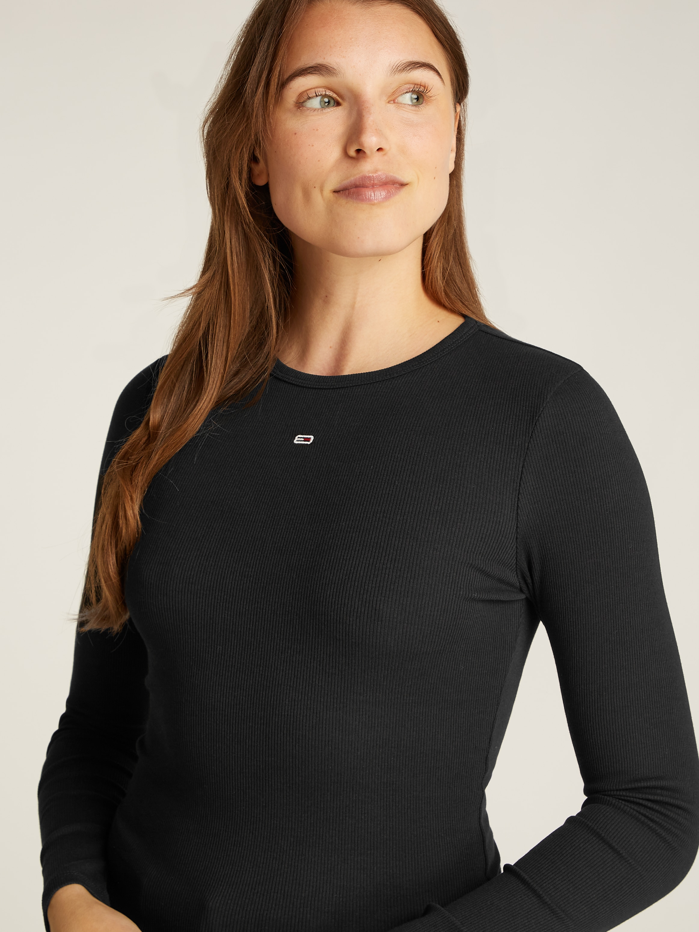 Tommy Jeans Langarmshirt »TJW SLIM ESSENTIAL RIB LS«, mit Logostickerei