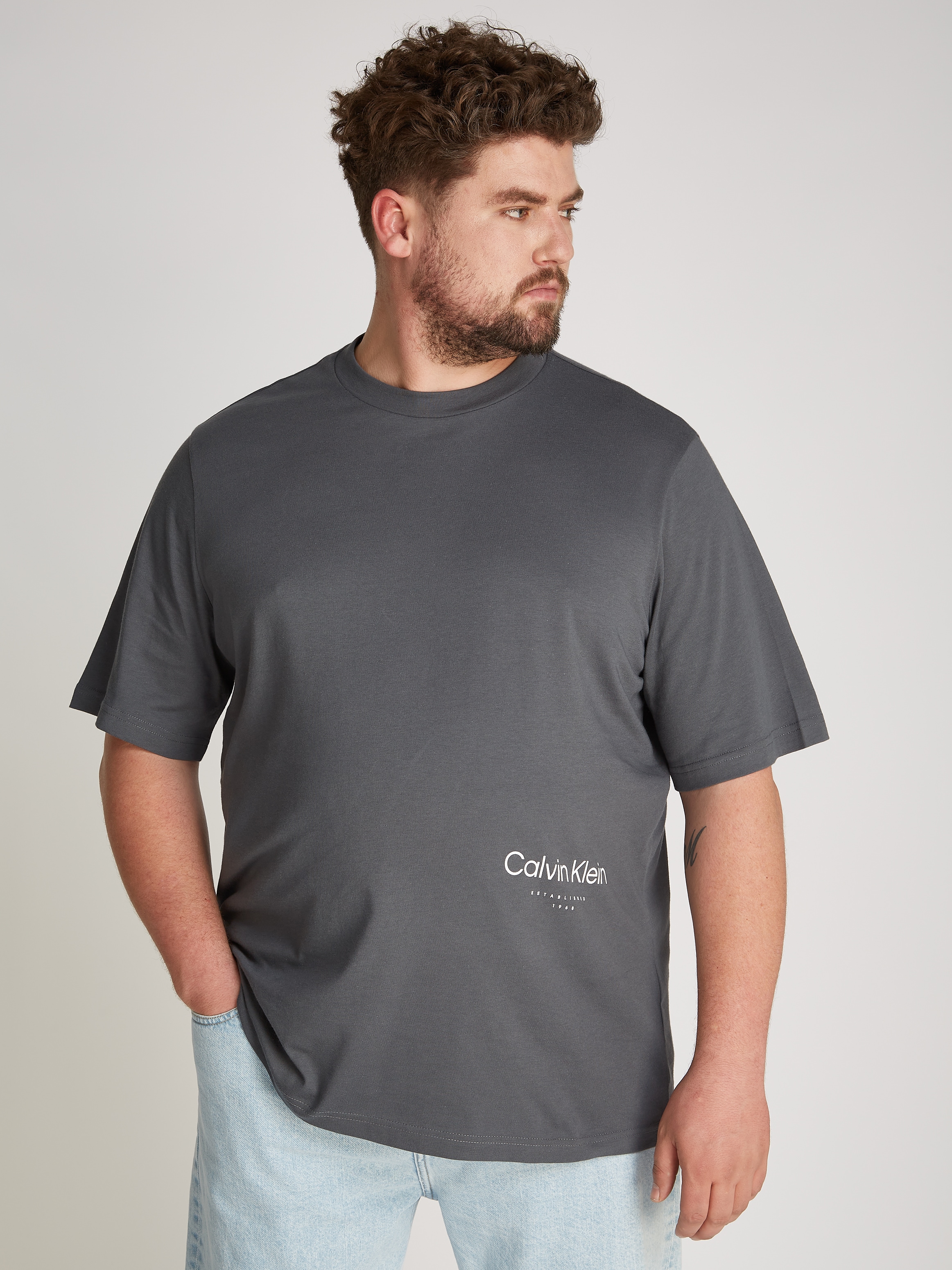 Calvin Klein Big&Tall T-Shirt »BT_OFF PLACEMENT LOGO T-SHIRT«, in großen Größen mit Markenlabel