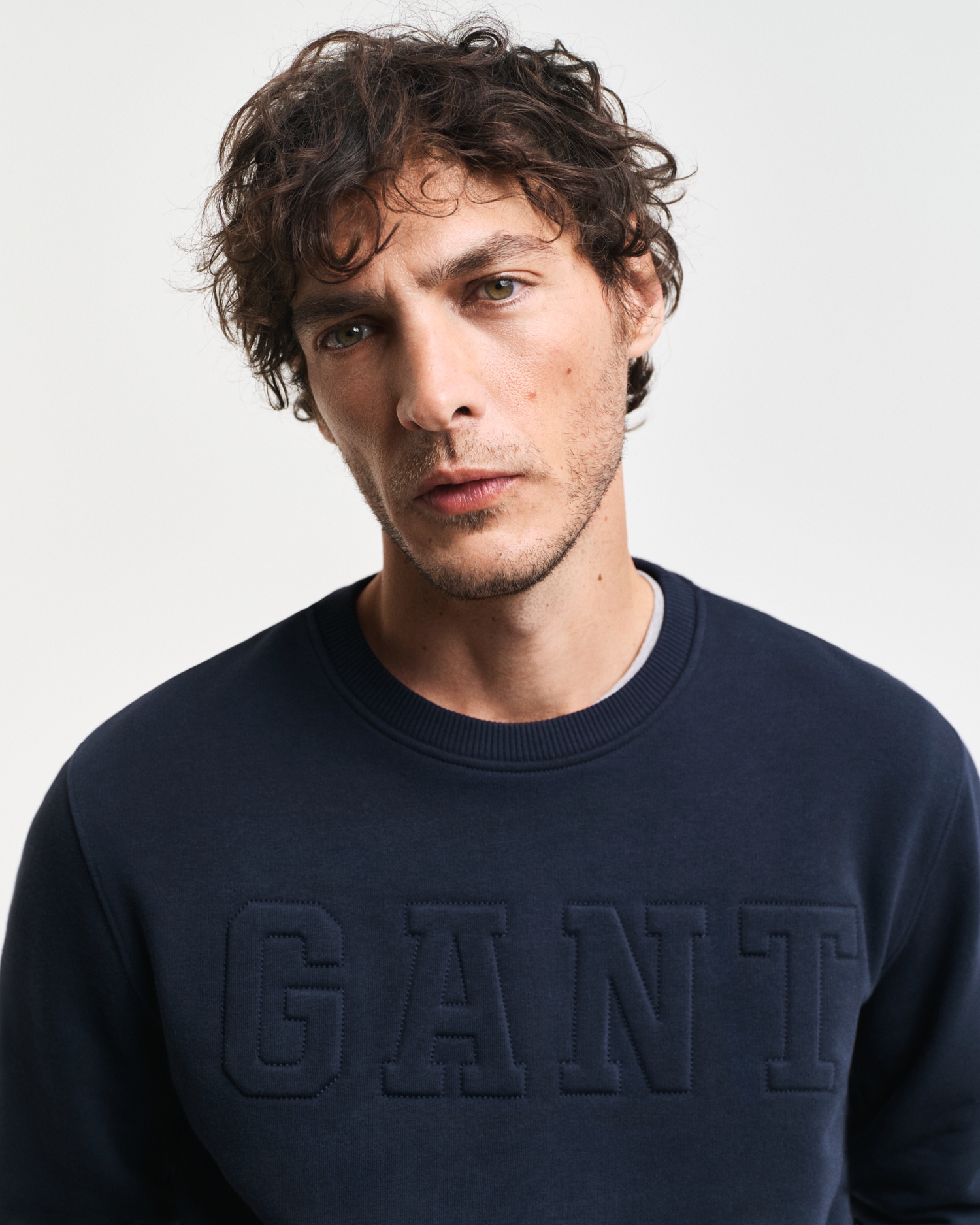 Gant Sweatshirt »EMBOSSED C-NECK SWEAT«, eine erhabene GANT-Grafikprägung auf der Brust