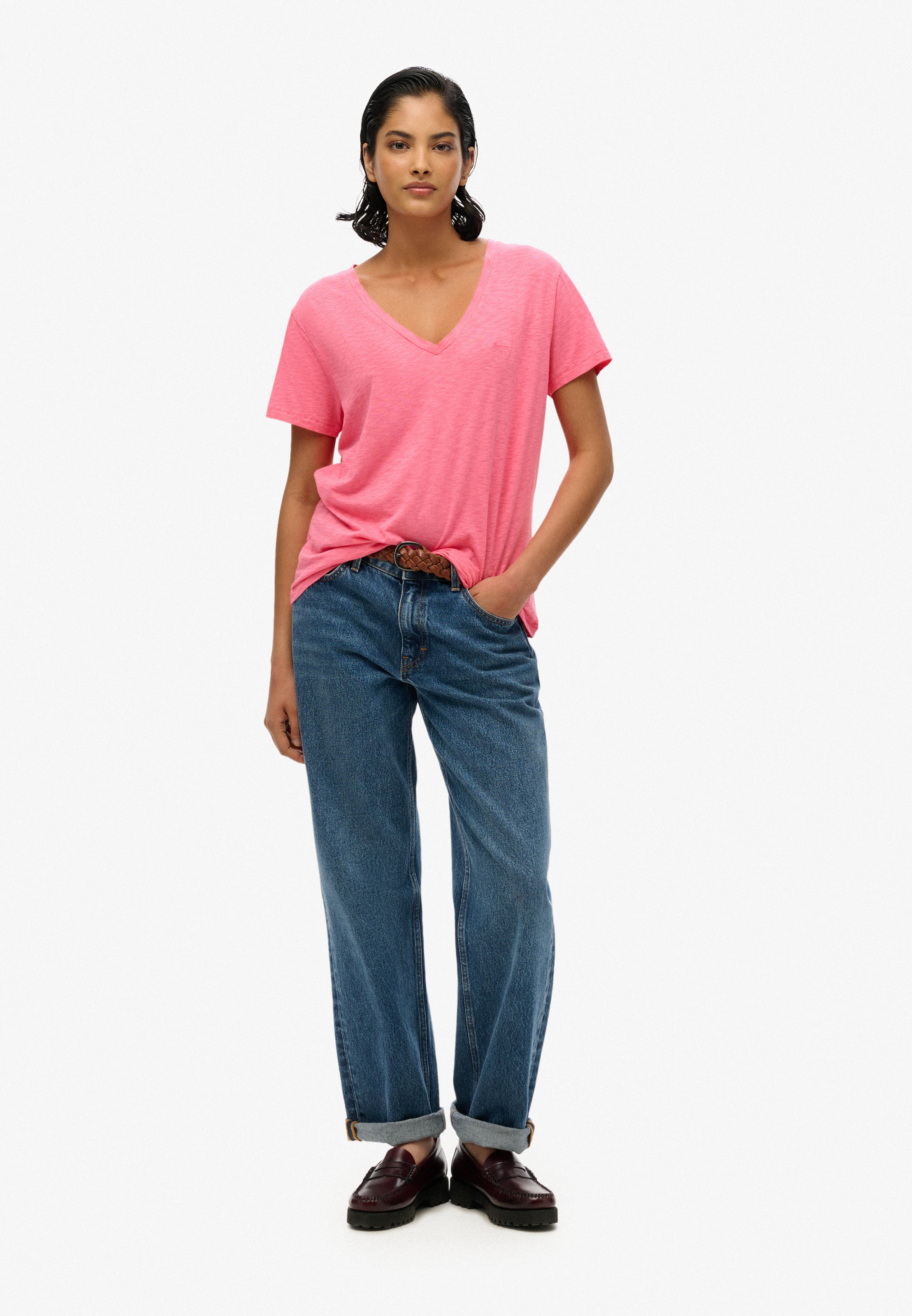 Superdry V-Shirt »STUDIOS SLUB EMB VEE TEE«, strukturiertes T-Shirt mit V-Ausschnitt und Stickerei