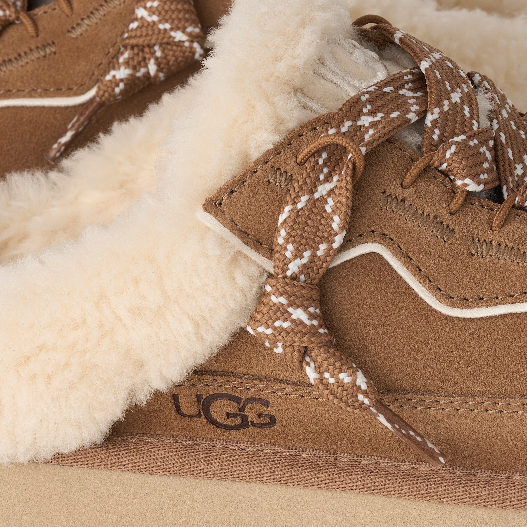 UGG Slipper »W LOWMEL MULE«  Plateau Clog, Mule, Schnürer mit Warmfutter-Kragen