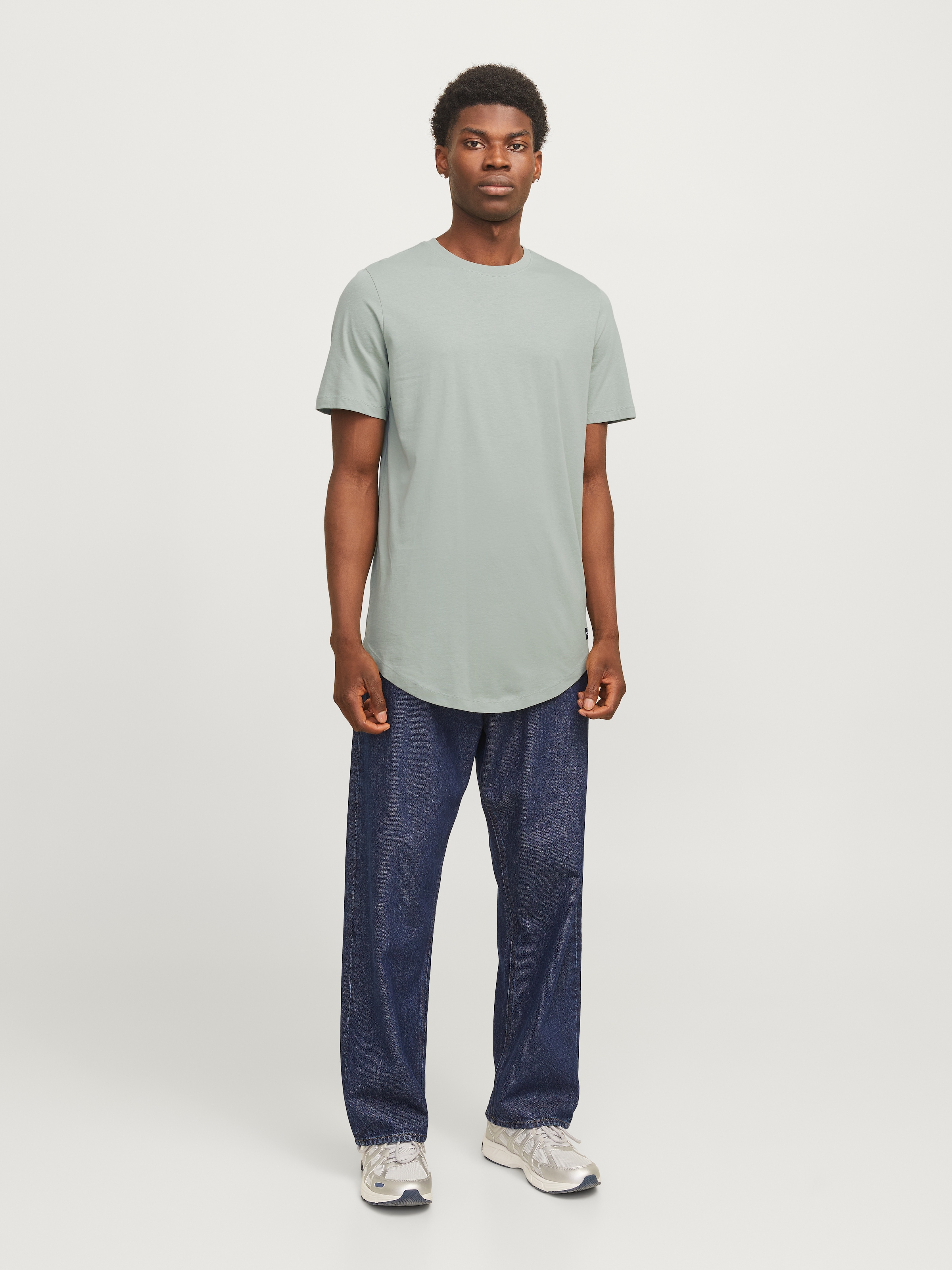 Jack & Jones Rundhalsshirt »JJENOA TEE SS CREW NECK NOOS«, mit abgerundetem Saum