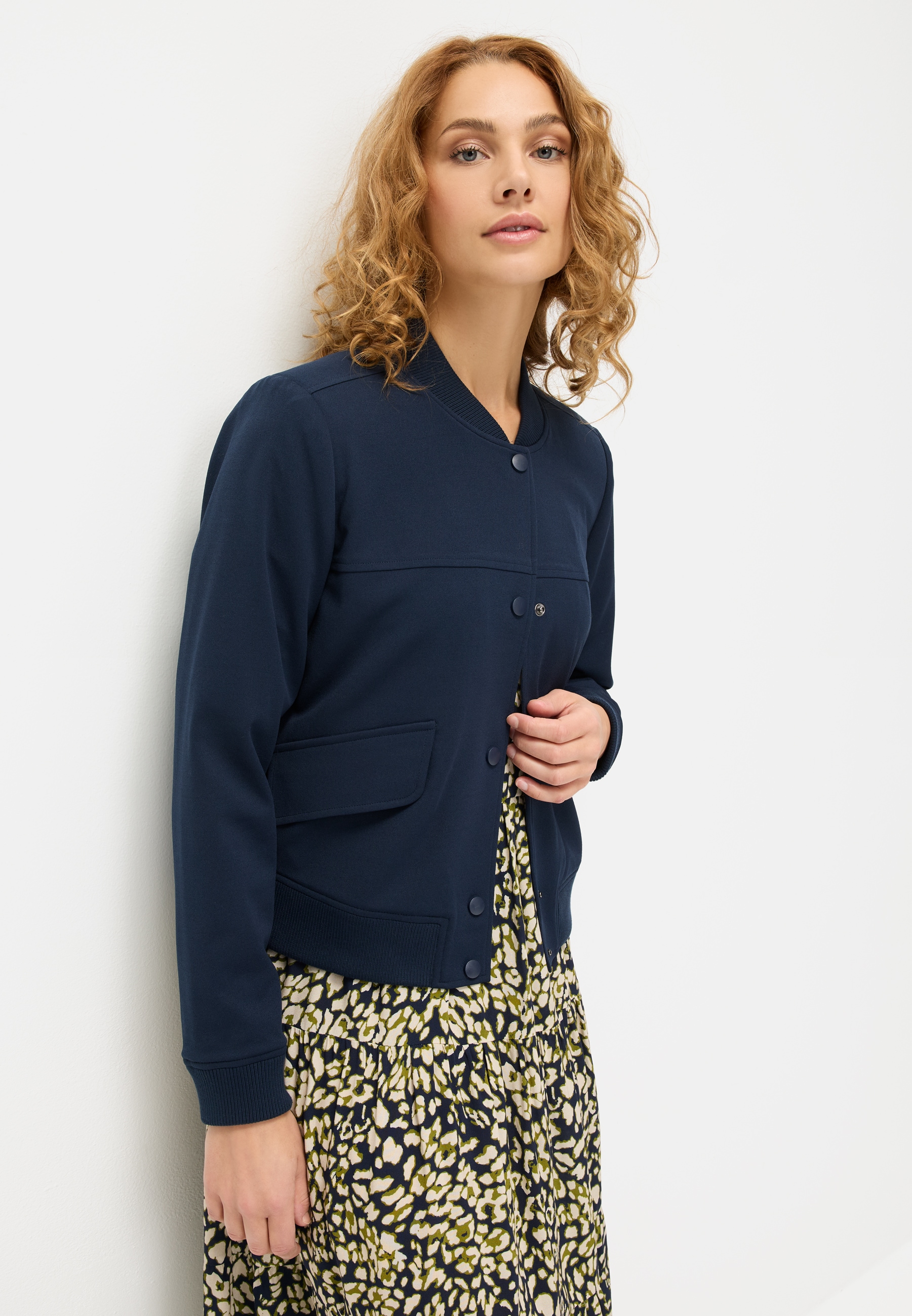 LASCANA Bomberjacke »mit Druckknöpfen und Rippstrickbündchen« leichte Kurzjacke, lässige Übergangsjacke, sportlich-chic