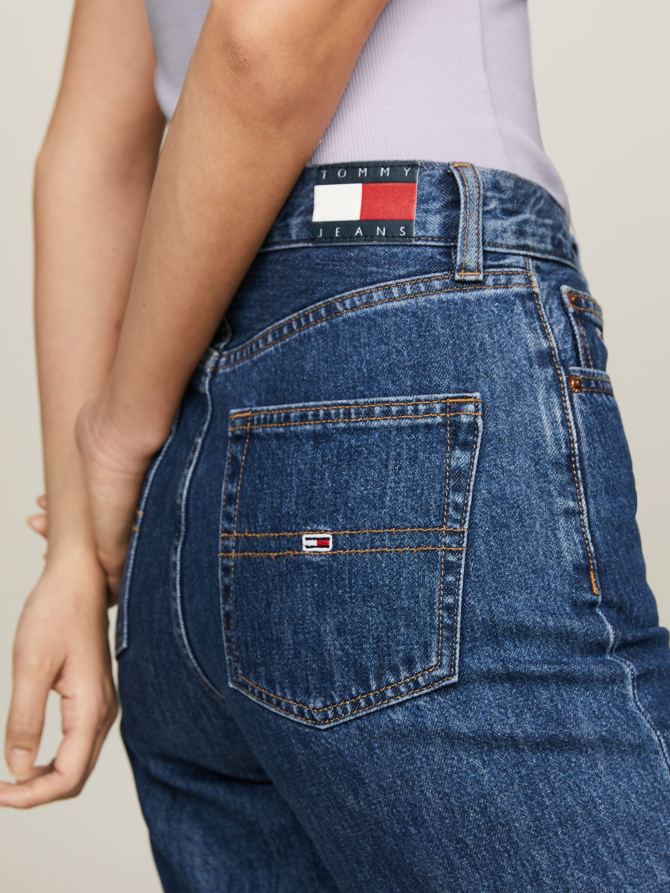 Tommy Jeans Shorts »HARPER HGH BERUDA BH0056«, mit Tommy Jeans Logo-Badge & Flag