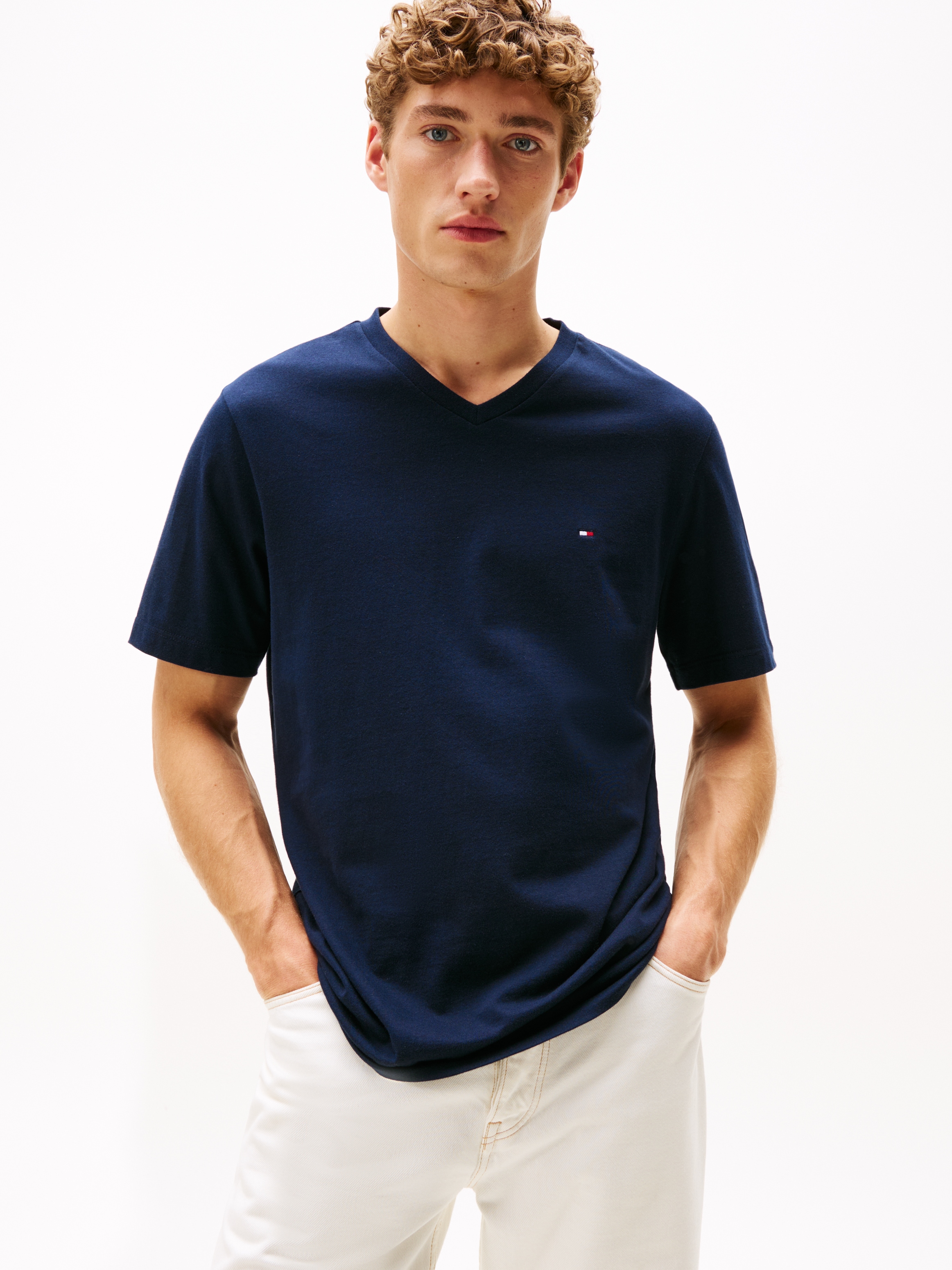 Tommy Hilfiger V-Shirt »ESSENTIAL V-NECK TEE mit V-Ausschnitt und Markenlabel«, unifarben, casual, regular fit, Baumwolle, V-Ausschnitt