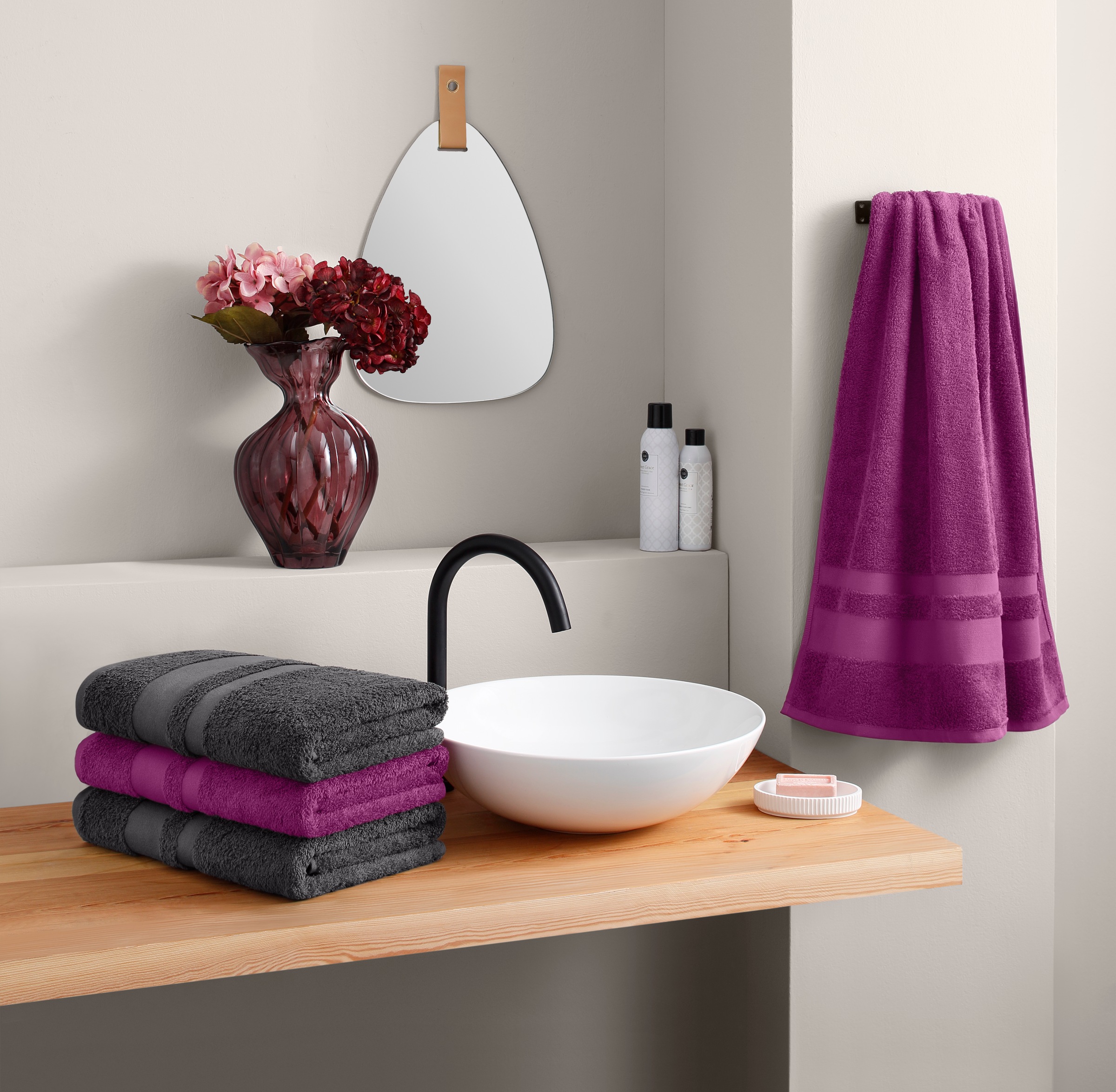 OTTO home Duschtücher »Vanessa, 4 Duschtücher, 70x140cm, in Standard- und Premium-Qualität« Handtücher mit Bordüre, 100% Baumwolle, einfarbig, weich
