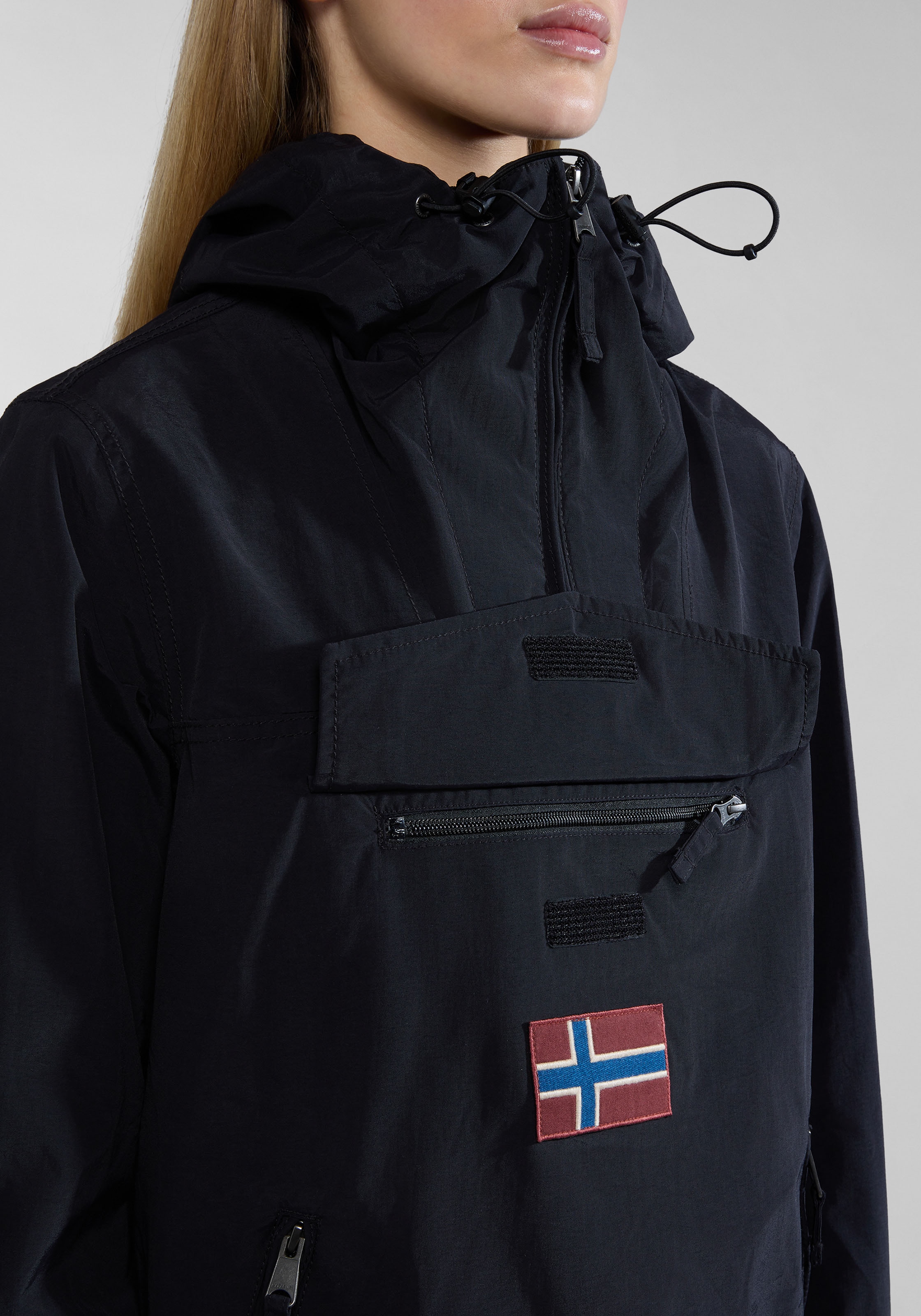 Napapijri Funktionsjacke »RAINFOREST S W PKT 3 041 BLACK«, mit Kapuze, Markenlogo auf dem Ärmel; Reißverschluss im Saum; Schnalle an Kapuze