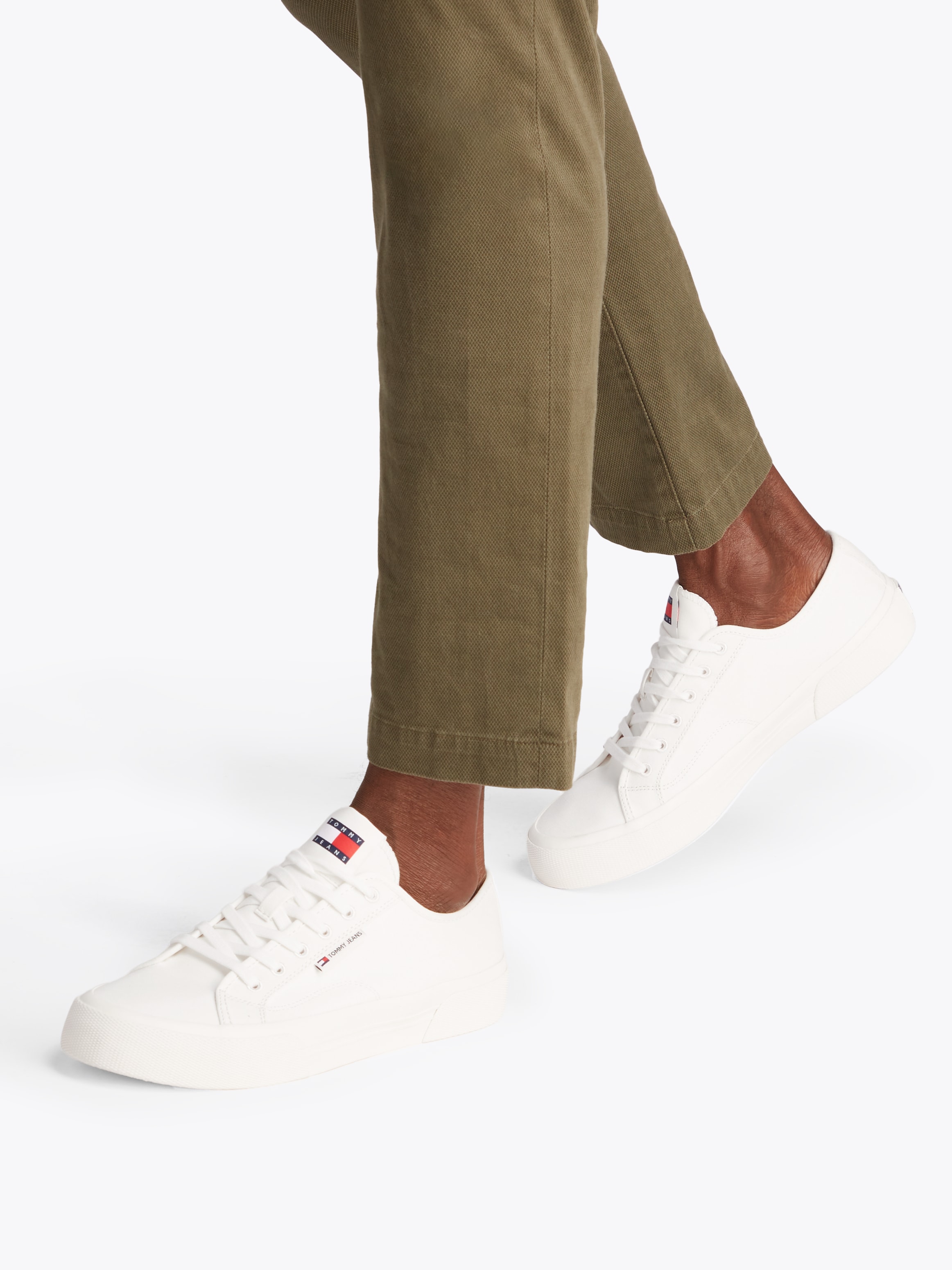 Tommy Jeans Sneaker »TJM LACE UP CANVAS COLOR«, Freizeitschuh, Halbschuh, Schnürschuh mit Logo-Aufnäher an der Zunge