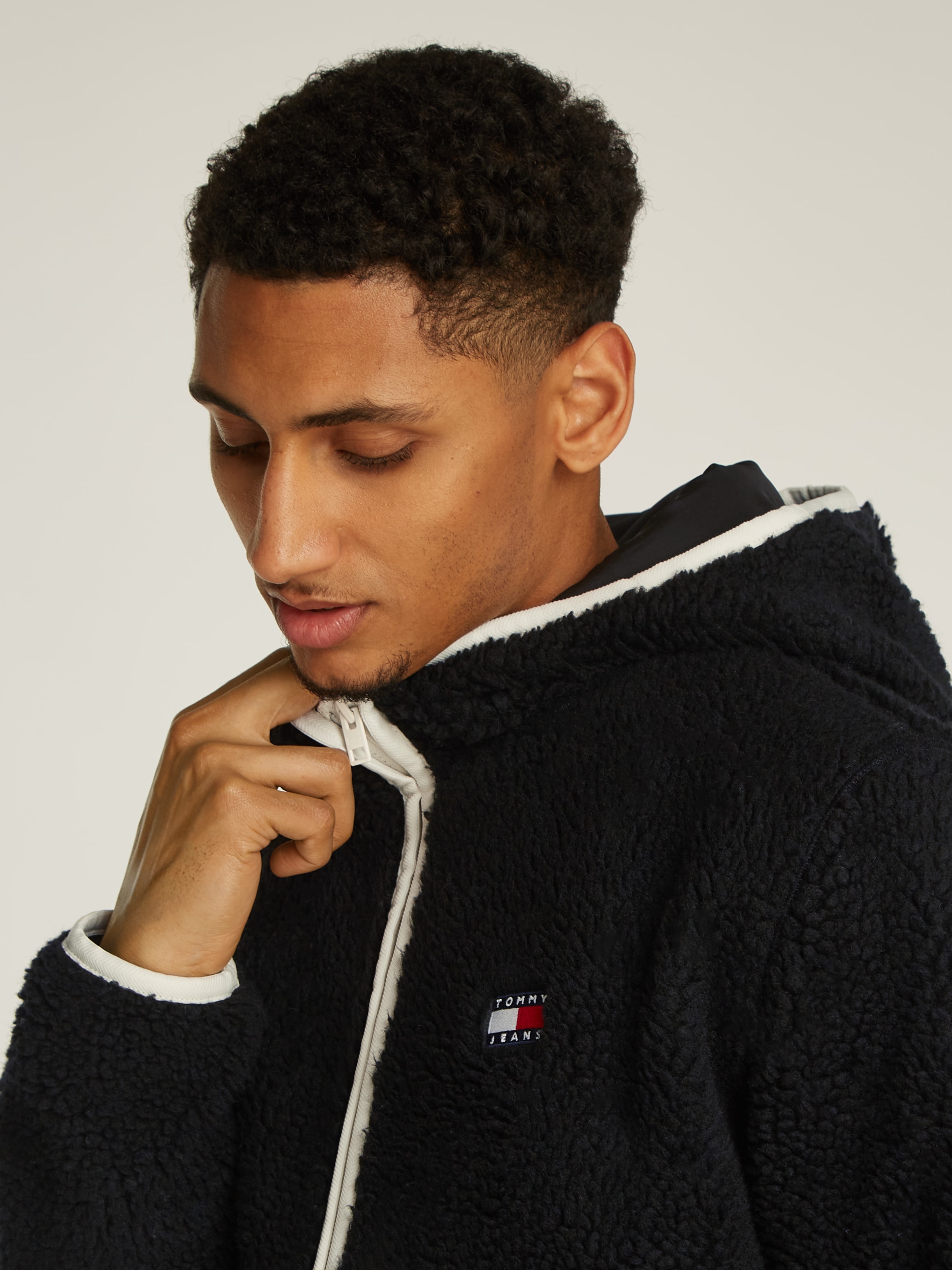 Tommy Jeans Plüschjacke »TJM REG BADGE TEDDY ZIP TRU EXT«, mit Kapuze, Freizeitjacke, Übergangsjacke, Teddyjacke mit Logopatch