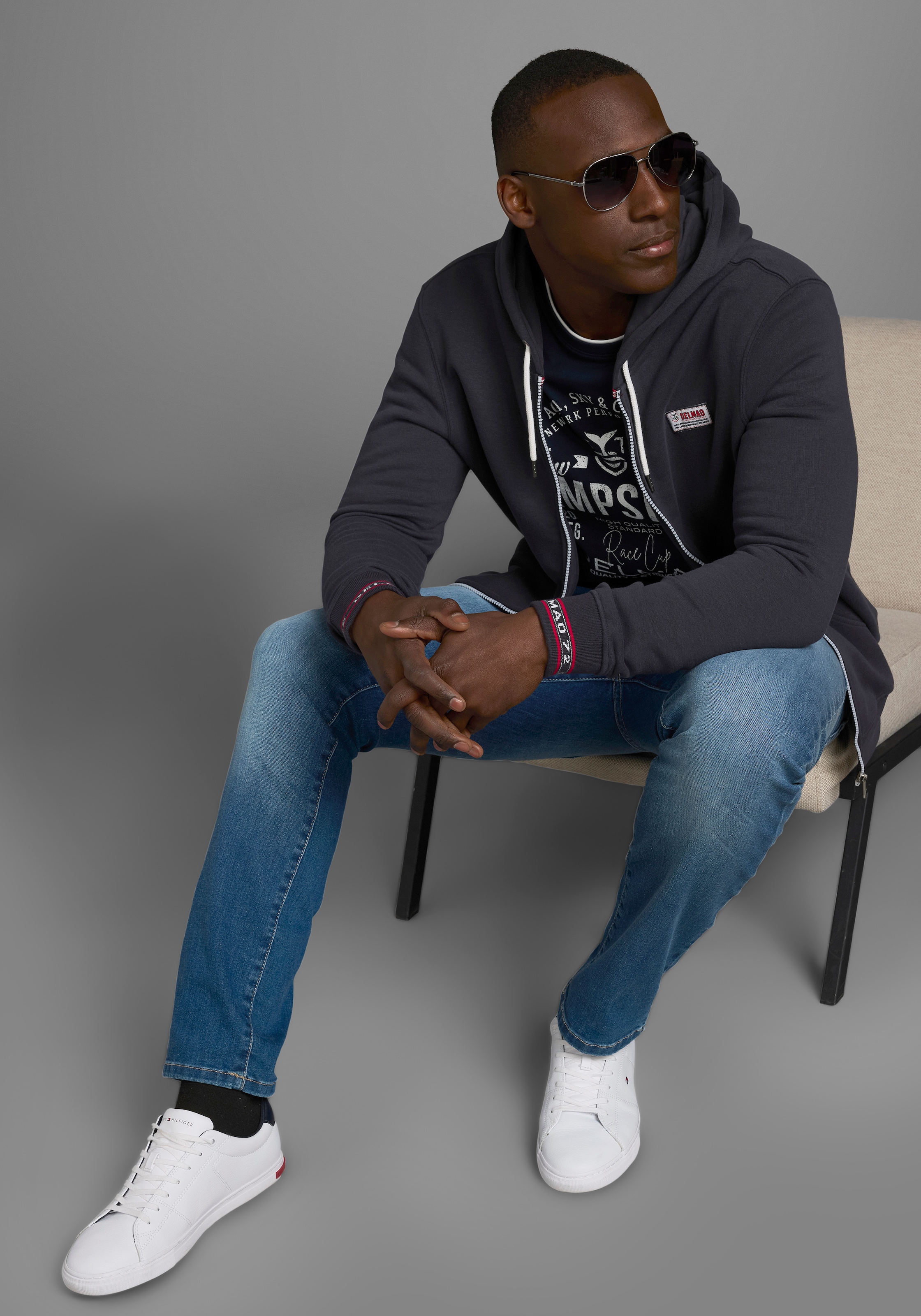 DELMAO Langarmshirt, mit modernem Print - NEUE KOLLEKTION