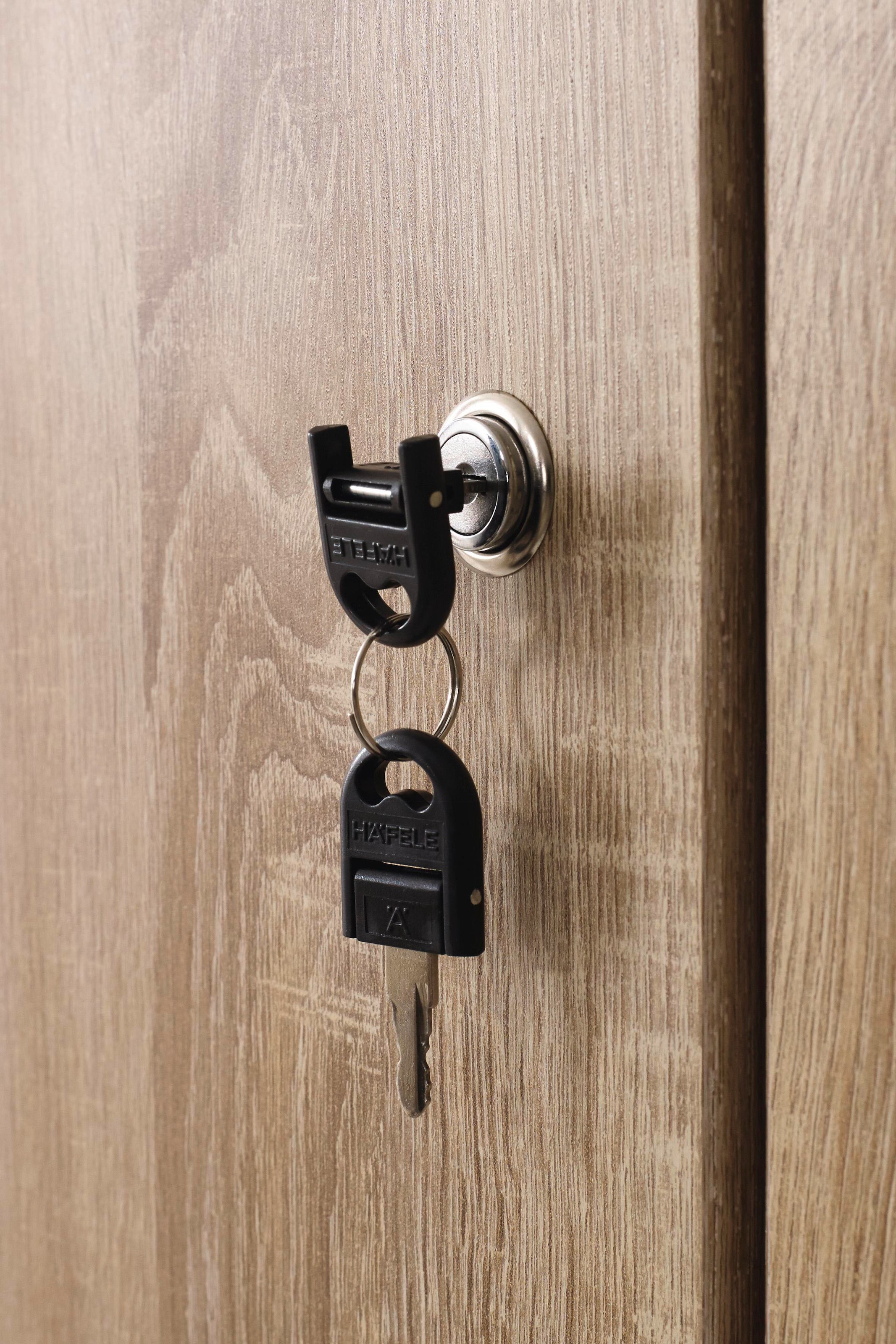 rauch Kleiderschrank »Schrank Garderobe Garderobenschrank Putzschrank Wäscheschrank BERGHEIM« Breiten 91/136/181 cm, Höhe 197 cm,  2 Außenschubladen, Tür/en abschließbar je 2 Schlüssel MADE IN GERMANY