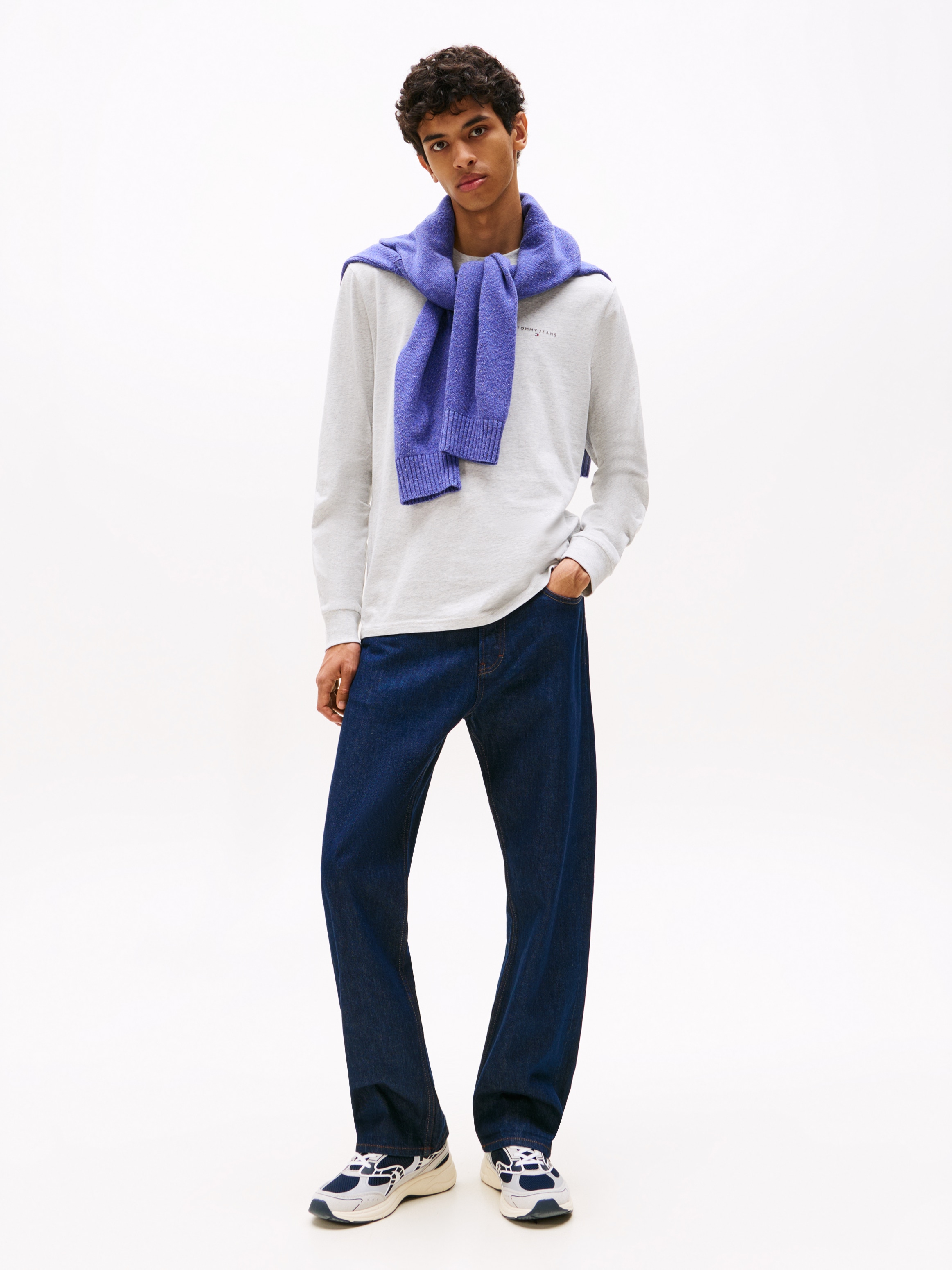 Tommy Jeans Langarmshirt »TJM SLIM CHEST LINEAR LS TEE EXT«, Mit Rundhalsausschnitt