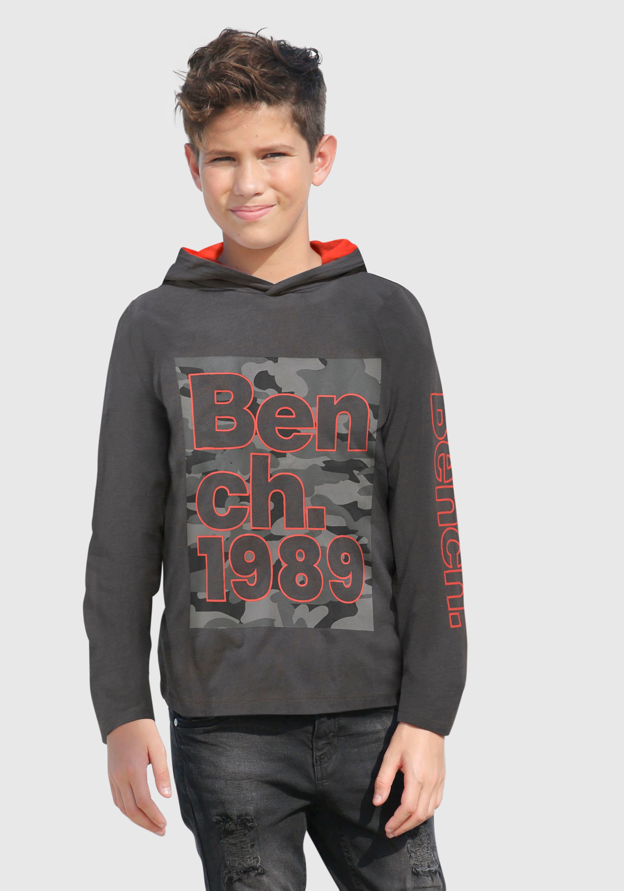 Bench. Kapuzenshirt, mit Kapuzenfutter in Kontrastfarbe
