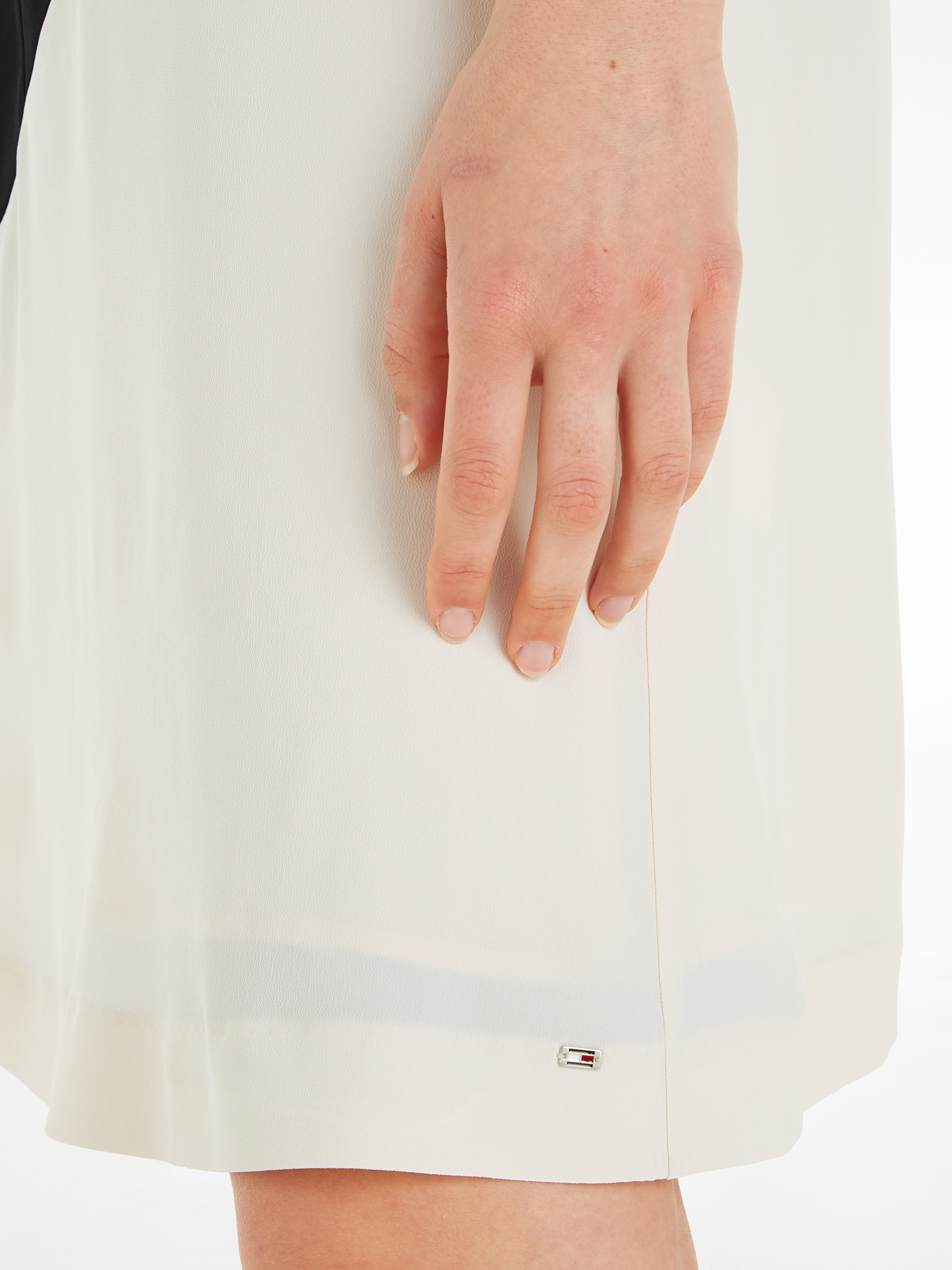 Tommy Hilfiger Blusenkleid »VISCOSE BLOCKED KNEE DRESS«, mit Logopatch