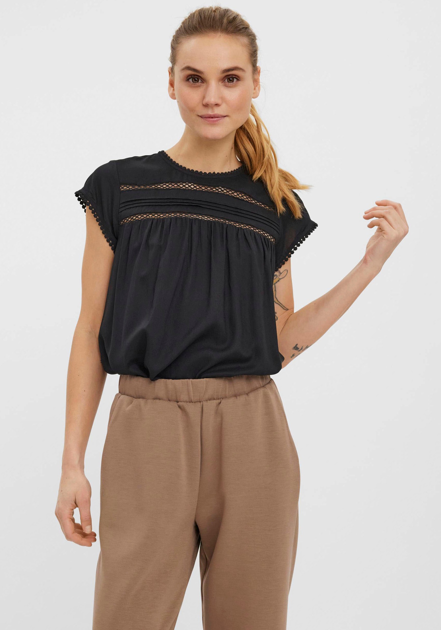 Vero Moda Kurzarmbluse »VMDEBBIE PLEAT S/L TOP GA NOOS«, mit tollen Biesen und Bordüreneinsätzen im Vorderteil