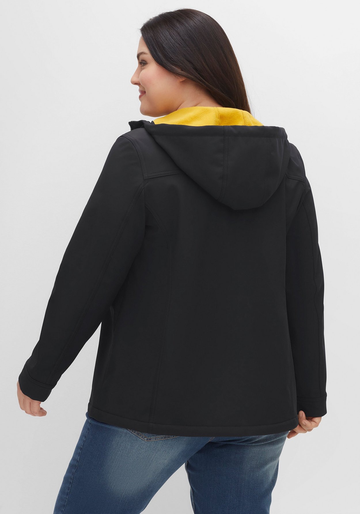 Sheego Softshelljacke »Softshell-Jacke mit Fleece-Innenseite, winddichte Qualität«, mit Kapuze, mit Fleece-Innenseite, winddichte Qualität