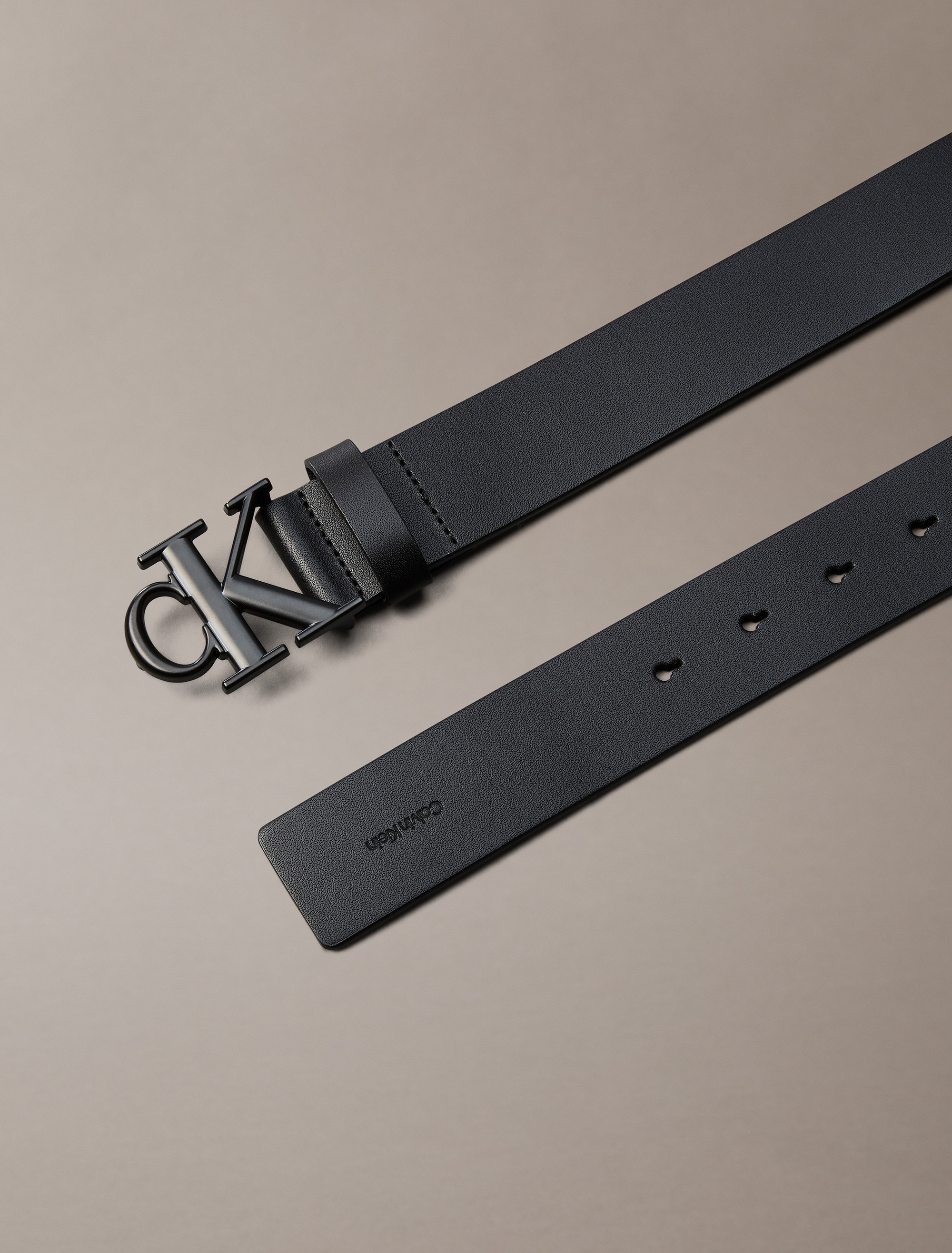 Calvin Klein Ledergürtel »CK BUCKLE SMOOTH 35MM« Größenverstellbar mit Metallschließe