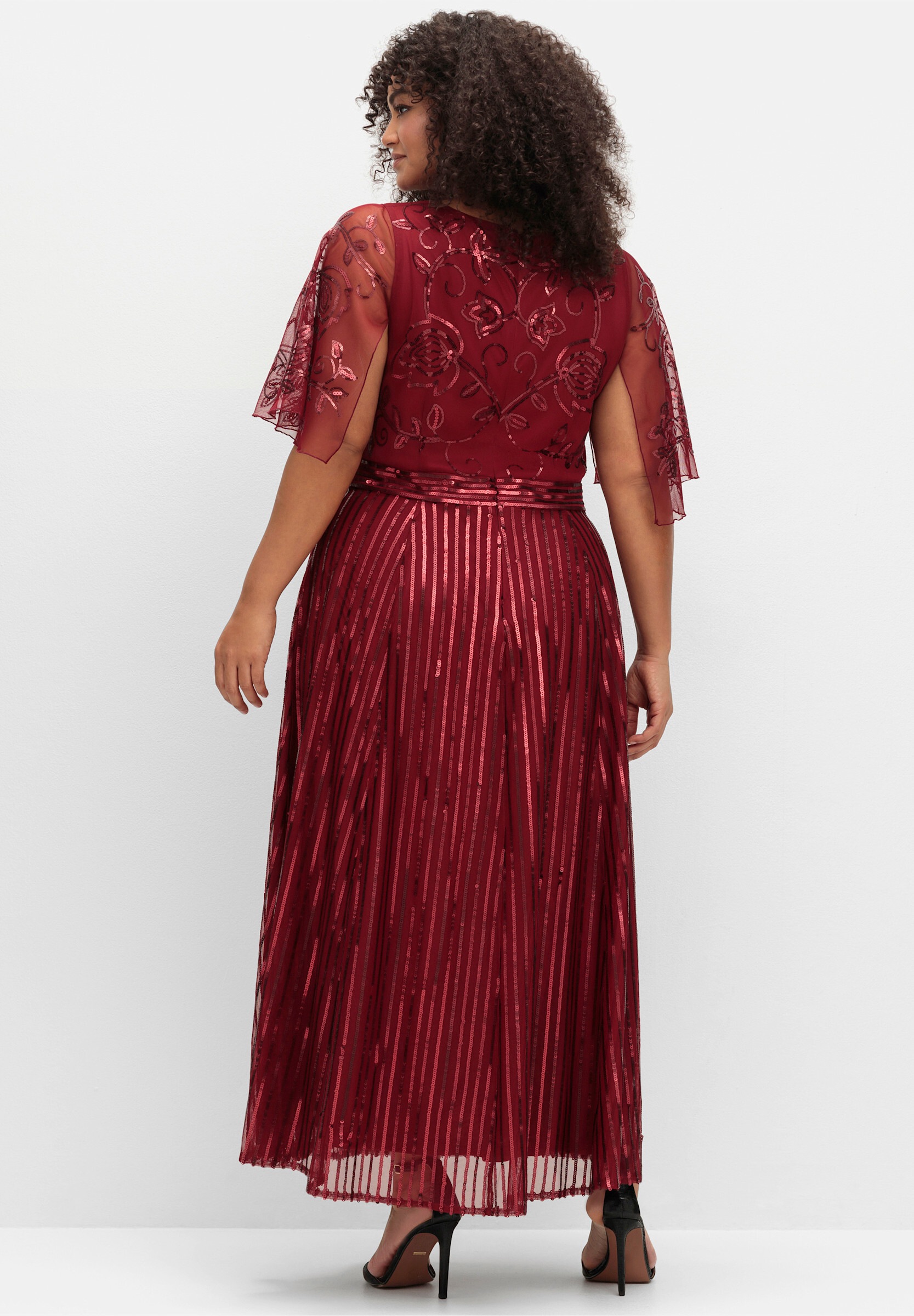 Sheego Cocktailkleid »Abendkleid Abendkleid mit Paillettenbesatz« Ohne Taschen mit Pailletten und Meshrock