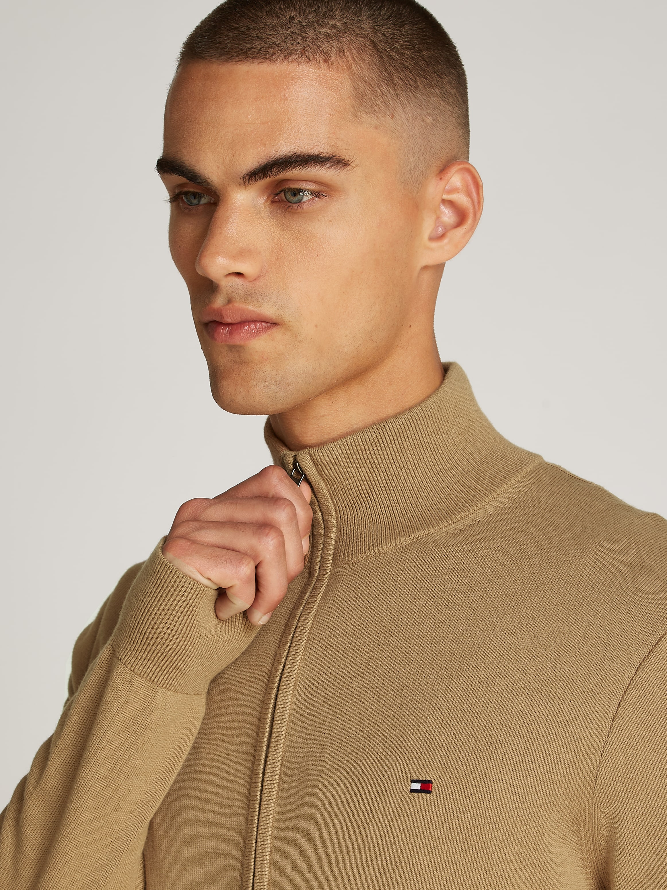 Tommy Hilfiger Strickjacke »ESSENTIAL COTTON ZIP THRU«, mit Logostickerei