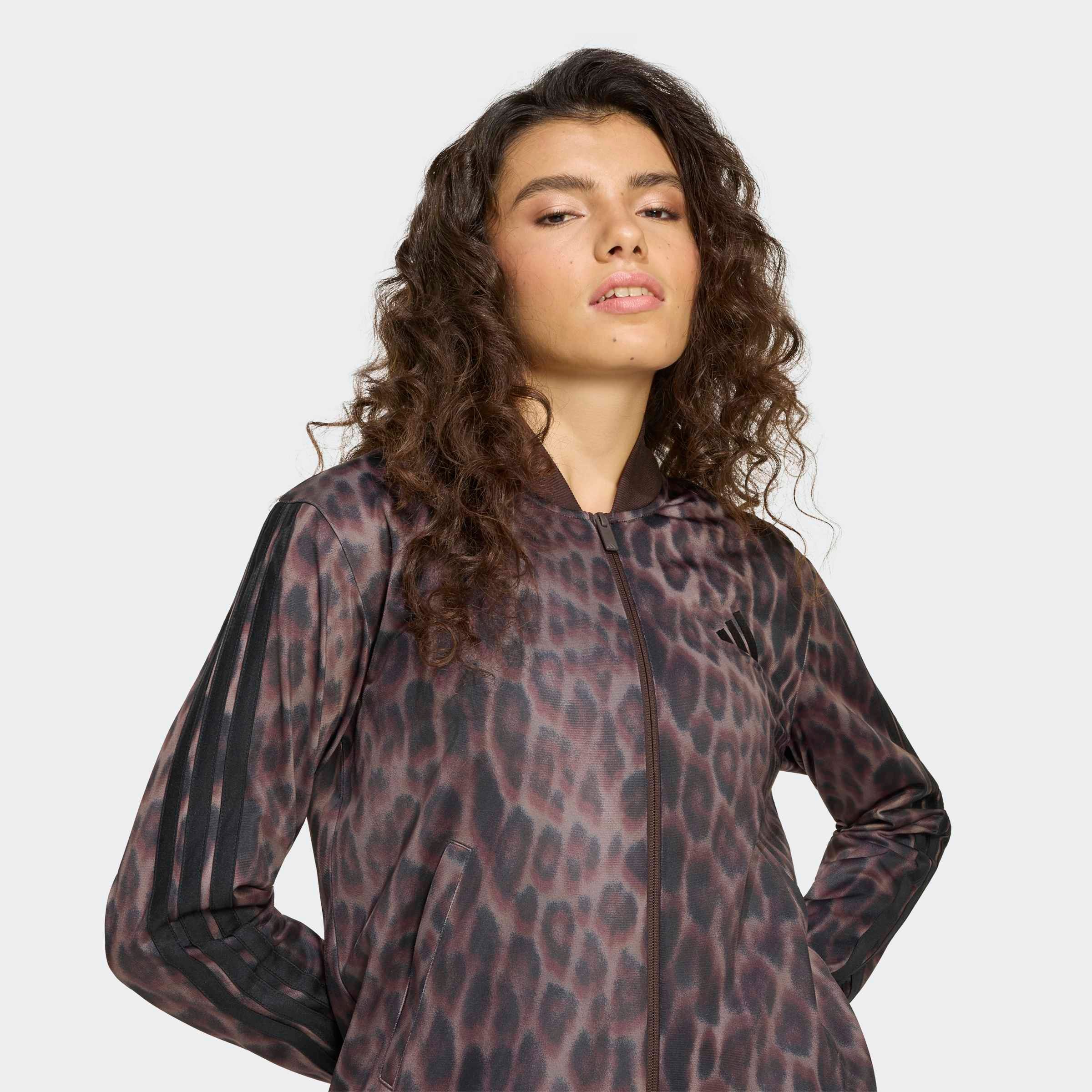 adidas Sportswear Trainingsanzug »ESSENTIALS 3-STREIFEN ANIMAL AOP« 2 tlg. mit durchgehendem Reißverschluss, mit Stehkragen, mit Allover-Print