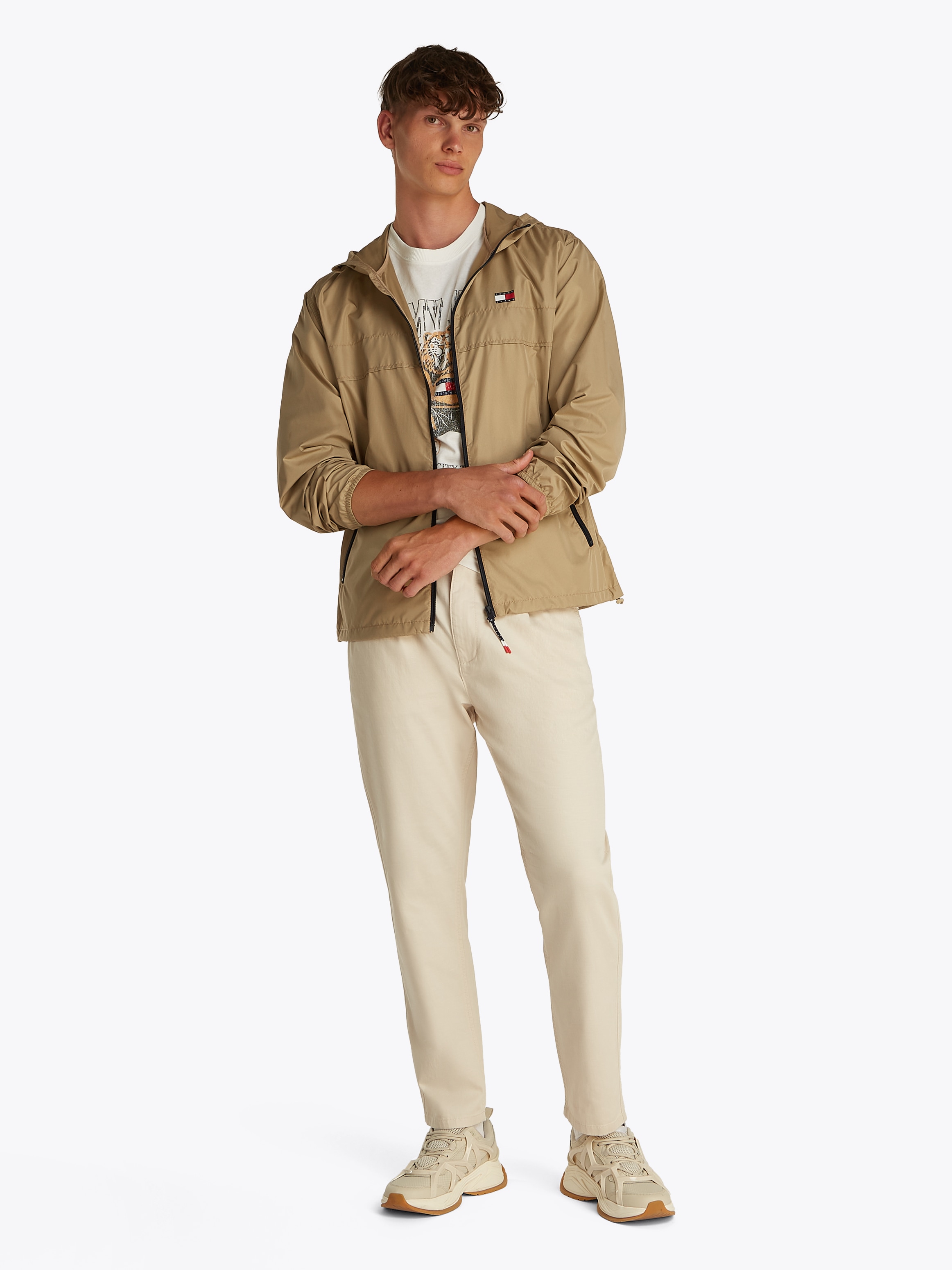 Tommy Jeans Outdoorjacke »TJM LW CHICAGO JACKET«, mit Kapuze, mit Logoprägung