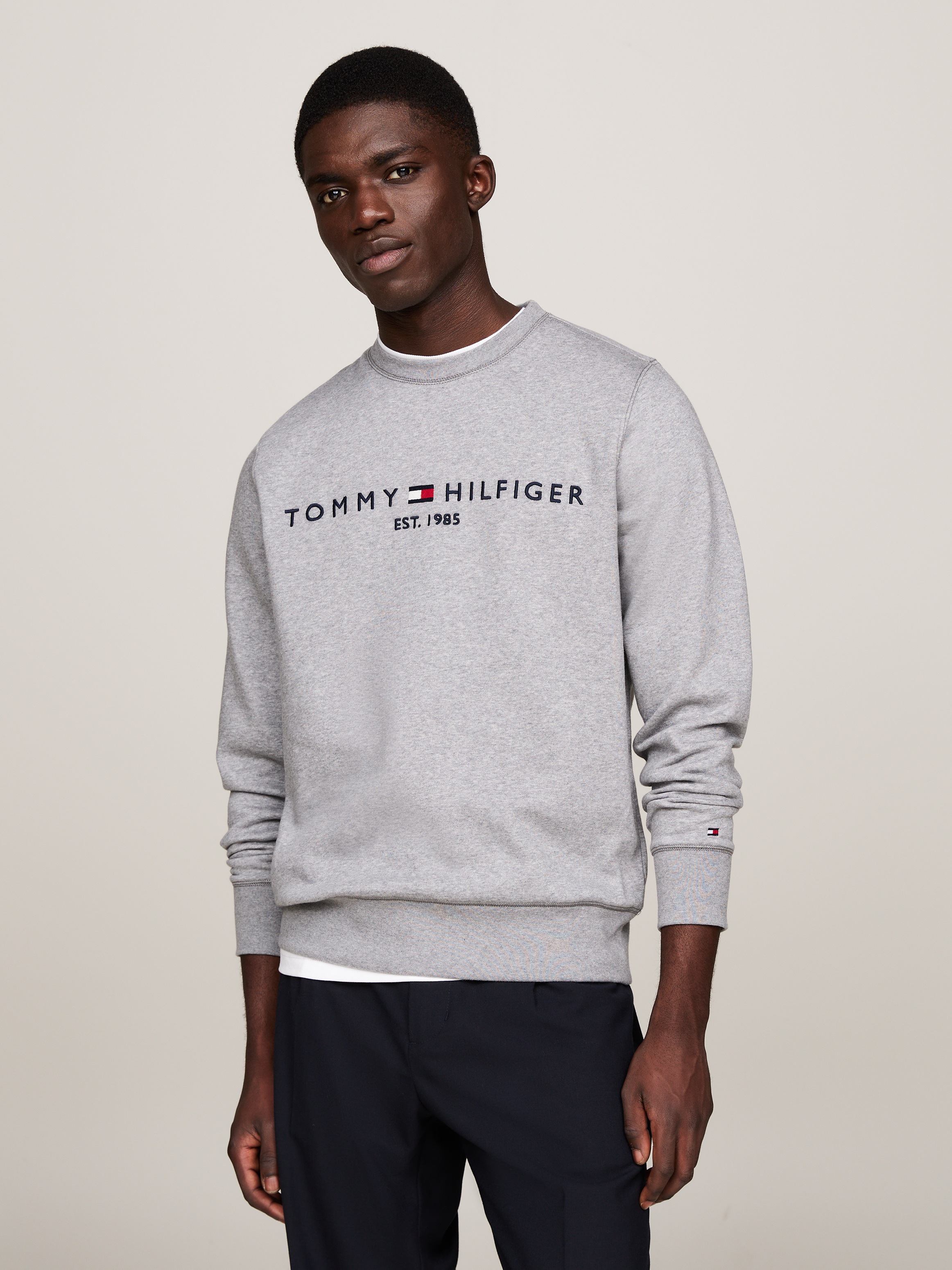 Tommy Hilfiger Sweatshirt »TOMMY LOGO SWEATSHIRT«, mit klassischem Rundhalsausschnitt