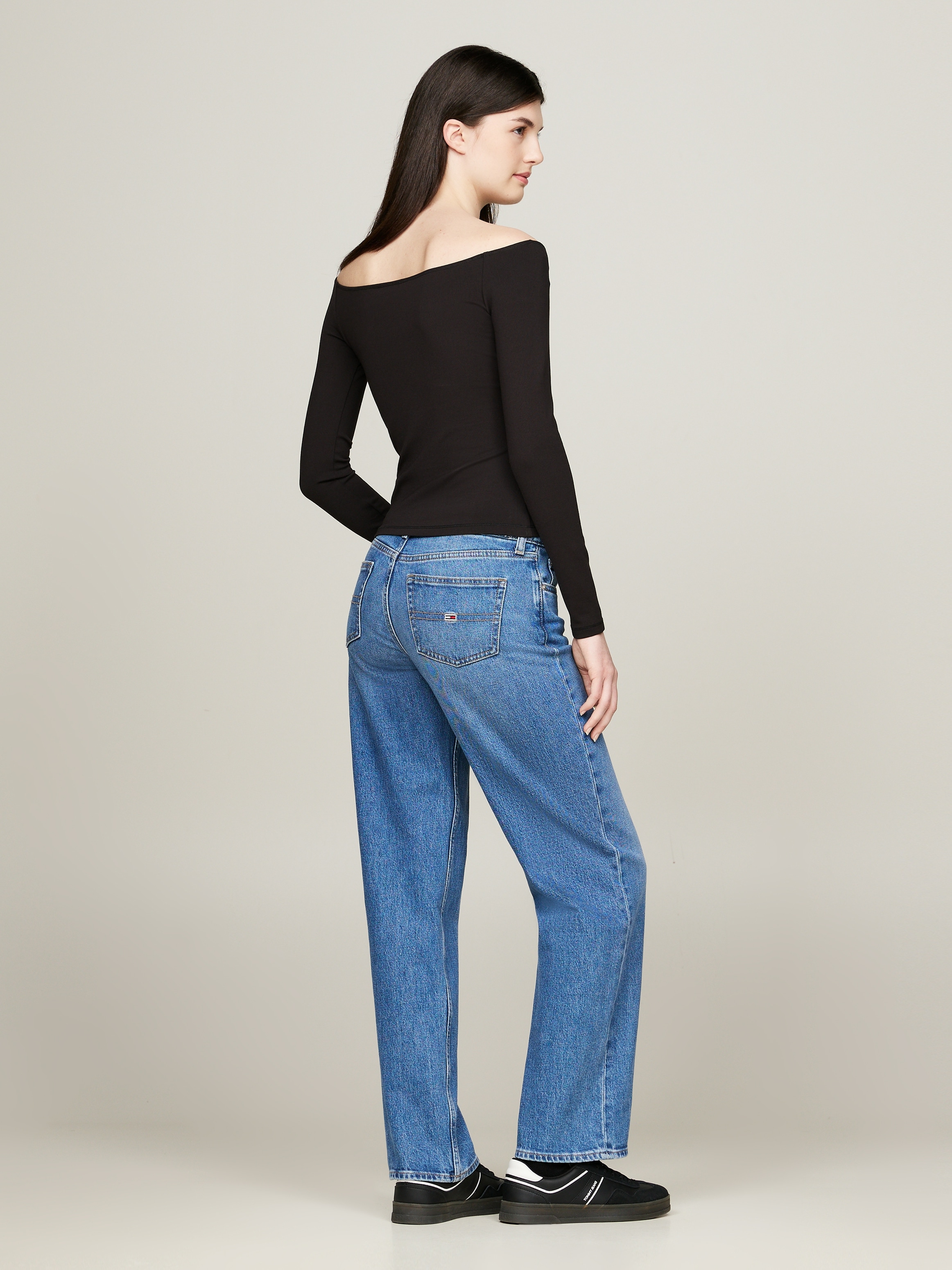 Tommy Jeans Langarmshirt »TJW SLIM BADGE CUTOUT TOP LS«, mit Tommy Jeans Logo