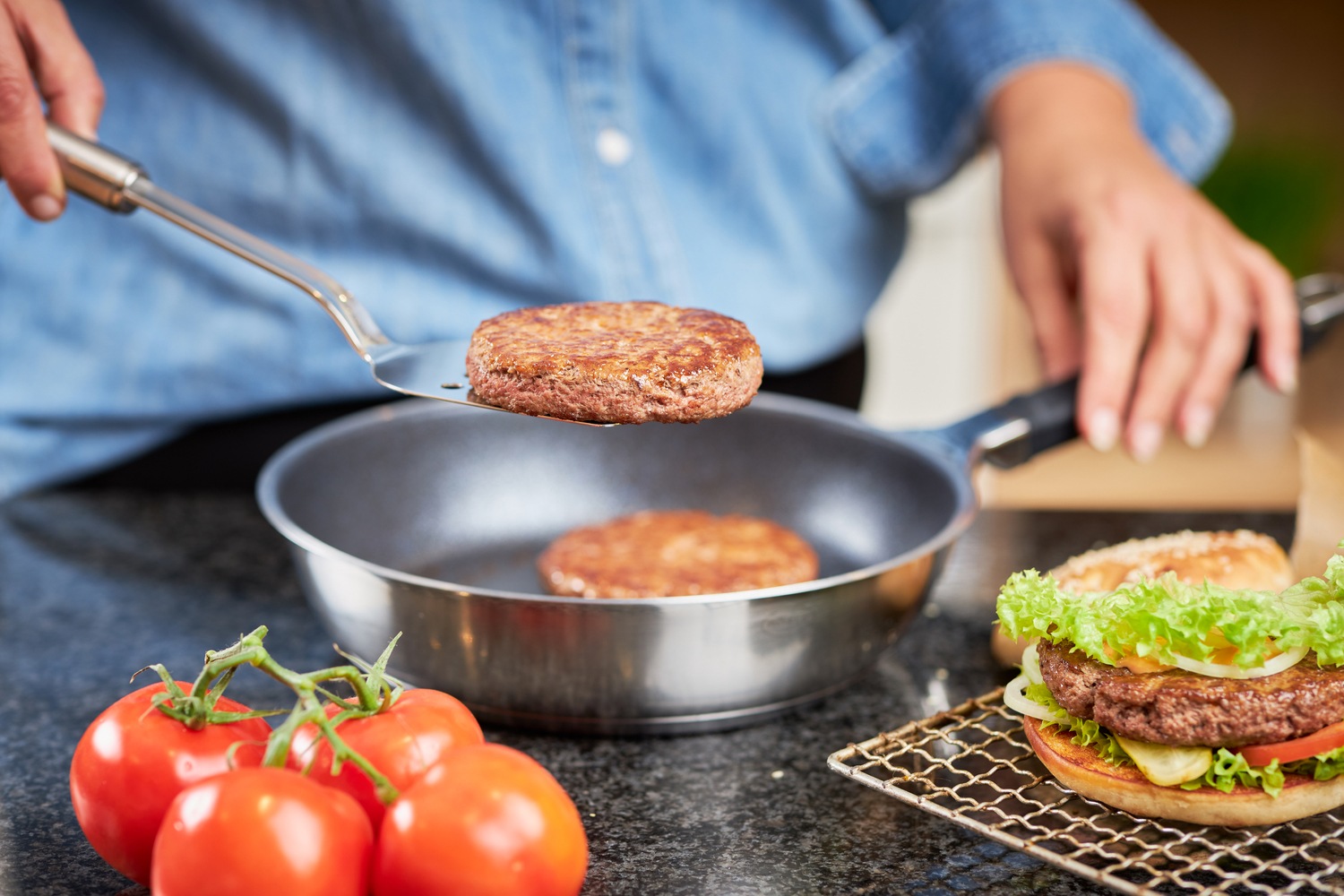 RÖSLE Pfannenschaufel Pfannenwender mit Lochung und Aufhängeöse, spülmaschinengeeignet