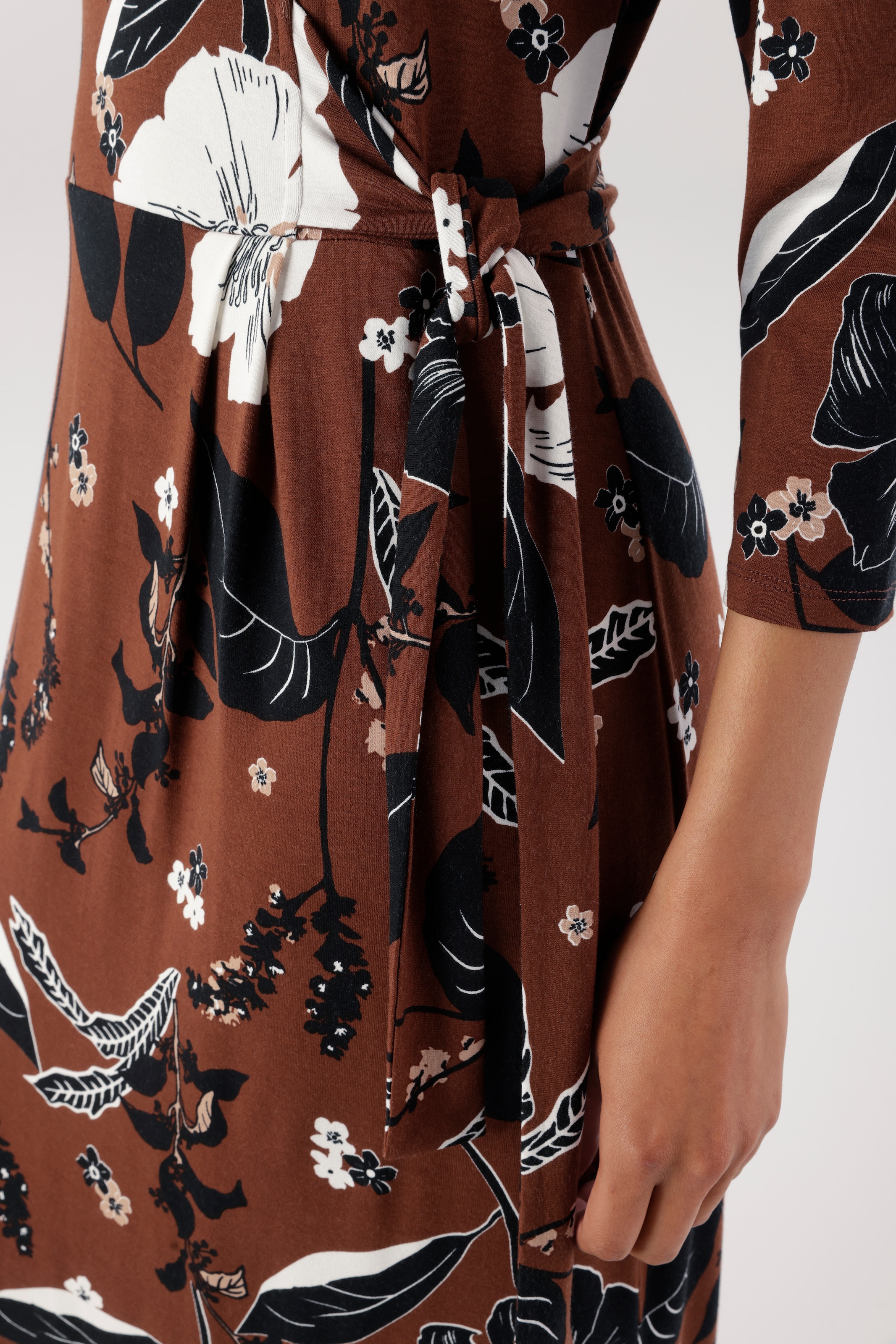 Aniston SELECTED Jerseykleid in femininer Wickel-Optik