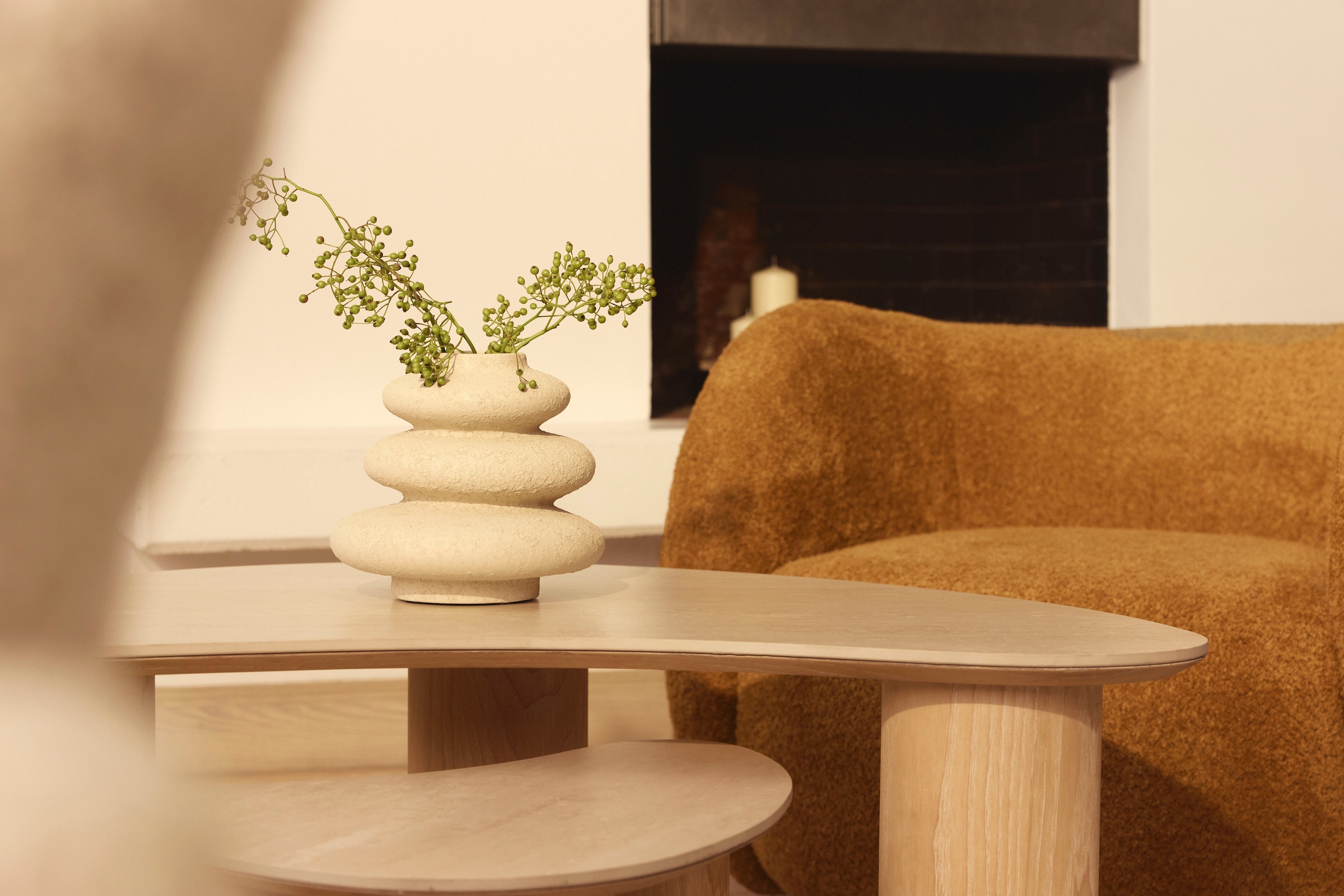 homsy by Ana Johnson Couchtisch »Laysy« Set, 2 Stk. tlg. mit einer Keramikplatte und massiven Eschenholzbeinen