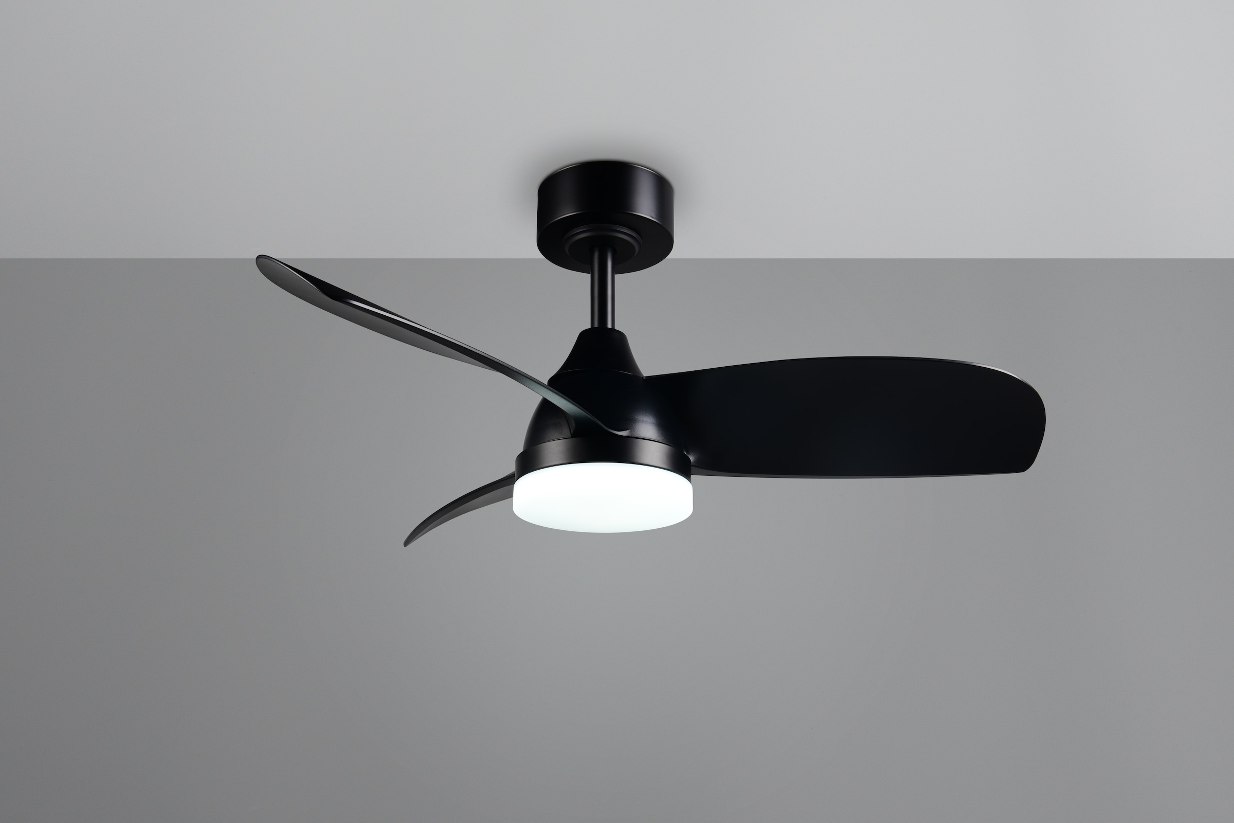 REALITY Leuchten LED Deckenleuchte »HELSINKI mit Ventilator, Deckenventilator mit Licht inkl Fernbedienung« LED-Board 1 Stk. warmweiß - kaltweiß 6 Geschwindigkeiten höhenverstellbar Vor-& Rücklauf dimmbar Nachtlicht