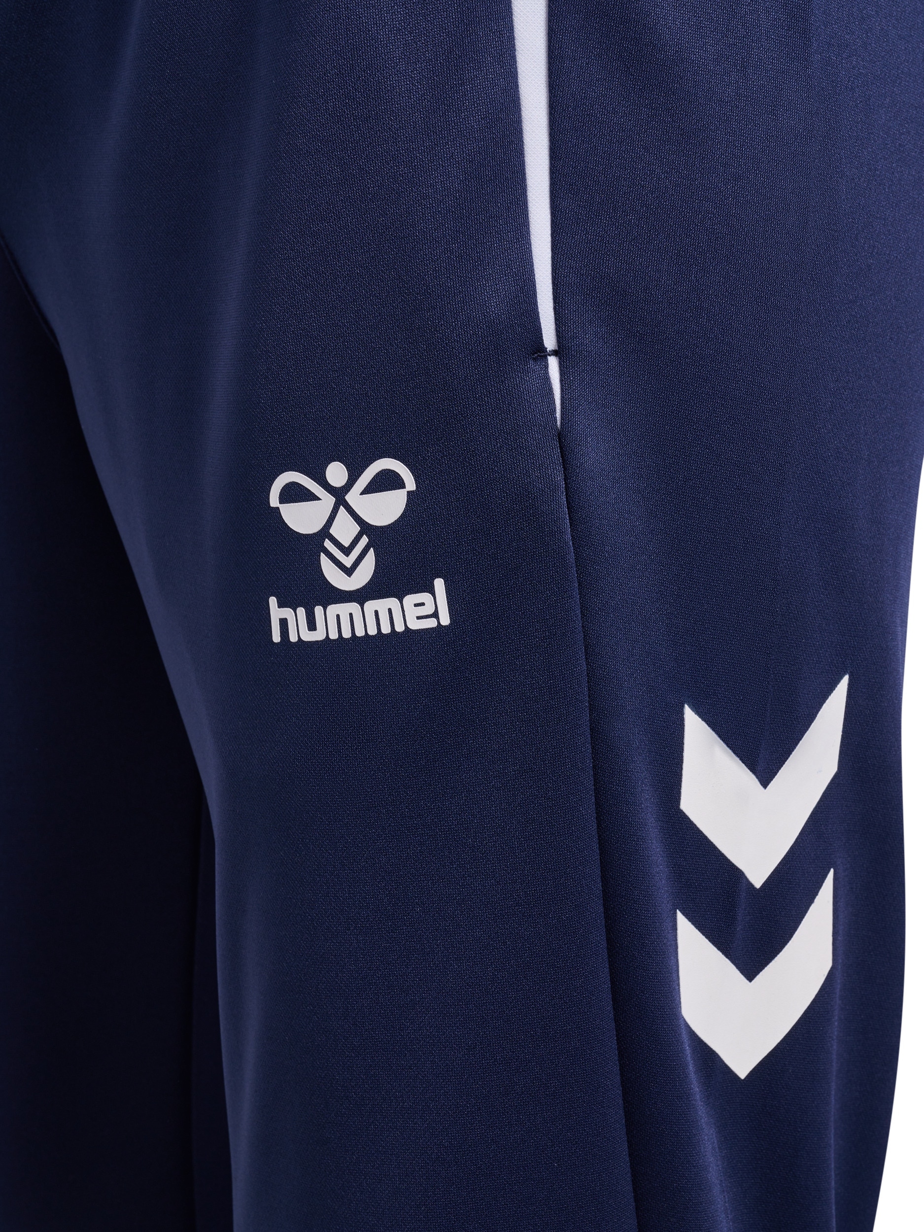 hummel Trainingshose »HMLLEAD 2.0 TRACK PANTS«  aus Polyester, atmungsaktiv, mit verstellbarer Zugschnur im Bund