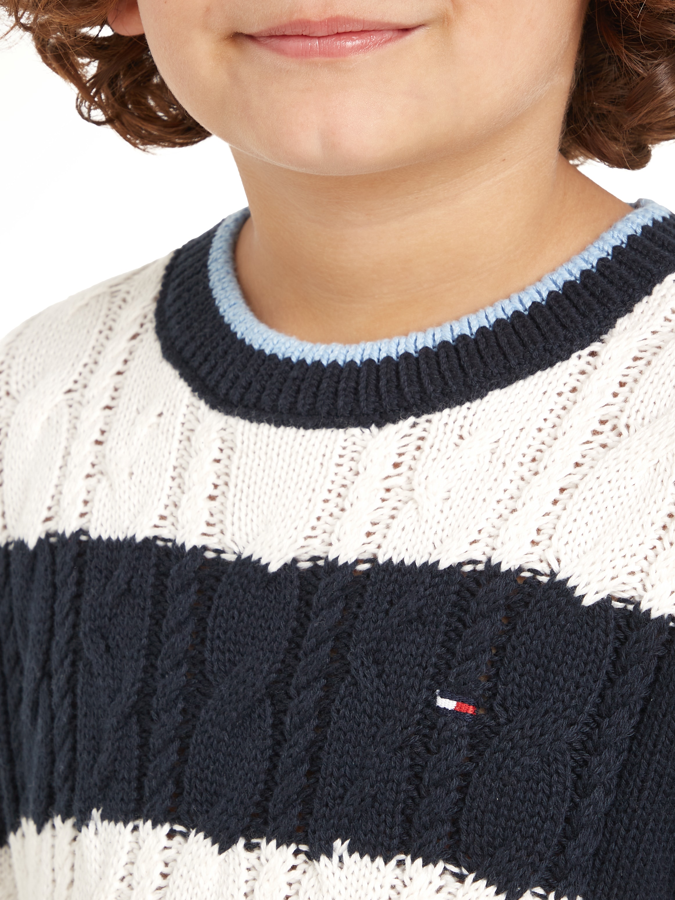 Tommy Hilfiger Strickpullover »COLORBLOCK CABLE REGULAR SWEATER«, Kinder bis 16 Jahre mit Logostickerei