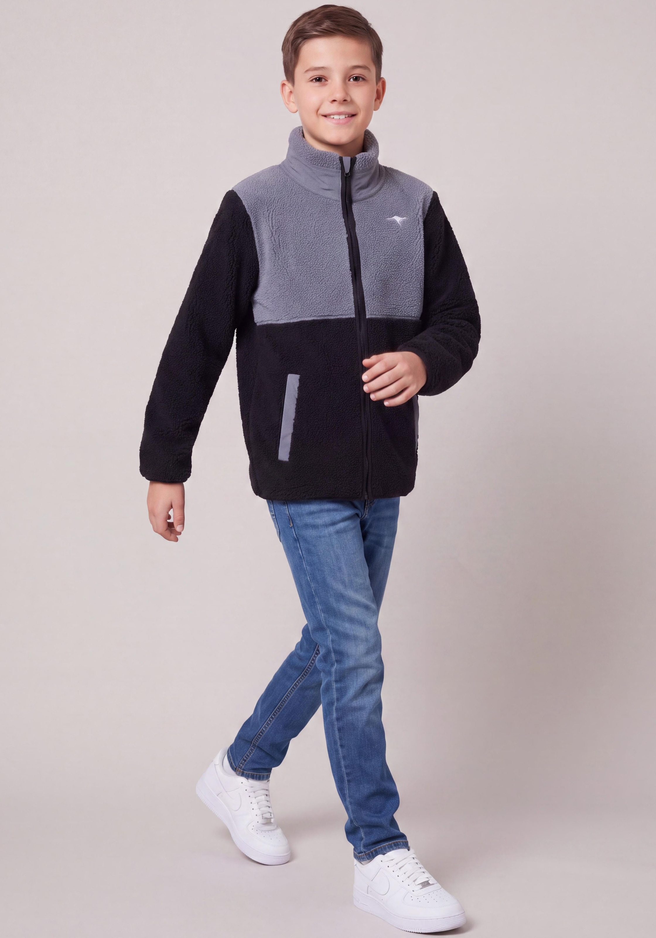 KangaROOS Fleecejacke »Teddy-Fleecejacke mit kontrastfarbigen Einsatz und KangaROOS Stickerei« Colorblocking Teddy-Fleecejacke mit Stehkragen