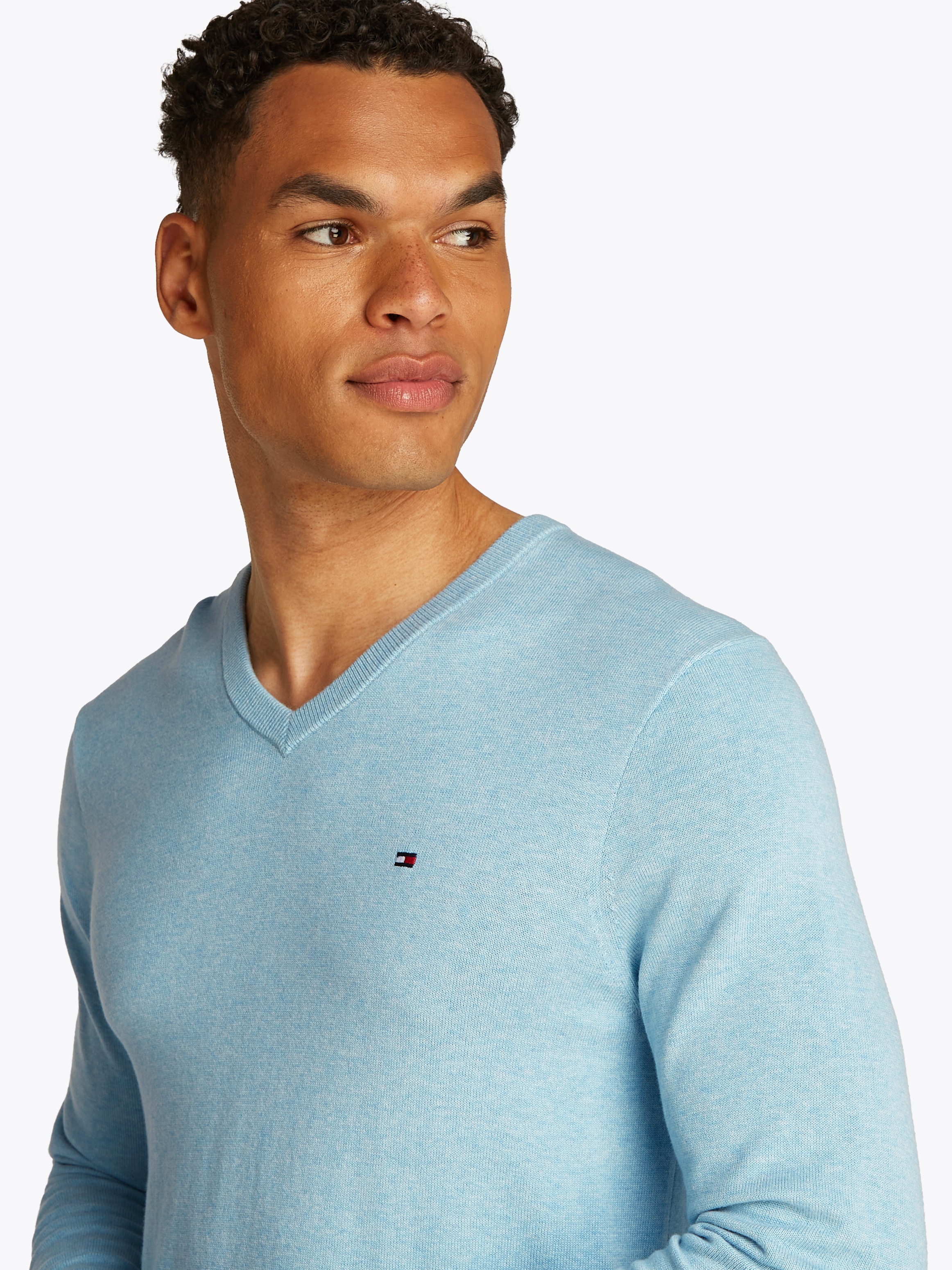 Tommy Hilfiger Strickpullover »ESSENTIAL COTTON V NECK mit V-Ausschnitt und Stickerei«, unifarben, casual, regular fit, Baumwolle, V-Ausschnitt